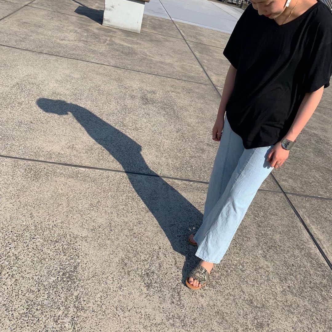 のインスタグラム：「PICK UP STYLING✔️﻿ ﻿ SHOP PRESSが着こなす﻿ WHITE T-SHIRTSスタイル!!!﻿ ﻿ アシメヘムのゆるシルエットに﻿ デニム合わせがシンプルにおすすめ。﻿ ﻿ MODEL:Chihiro @chihi_e (横浜ワールドポーターズ店)﻿ ﻿ ﻿ 本日最終日！———————————﻿﻿﻿﻿ ワールドオンラインストアにて﻿ 【ボーナスポイントキャンペーン】実施中！﻿ 期間:5/31(金)〜6/4(火)﻿ 期間中のお買い上げ金額に応じて﻿﻿﻿ 最大【5,000ポイント】プレゼント🎁﻿ 新作もセールも対象となります！﻿﻿﻿ ﻿﻿﻿ ﻿﻿﻿ #OZOC」