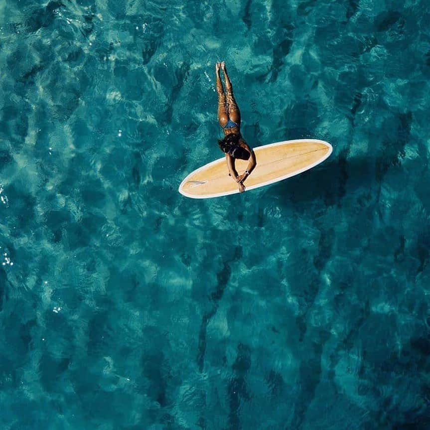 NIXON GIRLのインスタグラム：「Follow where your heart leads you. その時々の感情を大切に。  #Repost @electriclicksix  photo by @holladayphoto  #nixon #nixonwomen #ニクソン #surf #surfgirl #summer #ocean  #海 #自然」