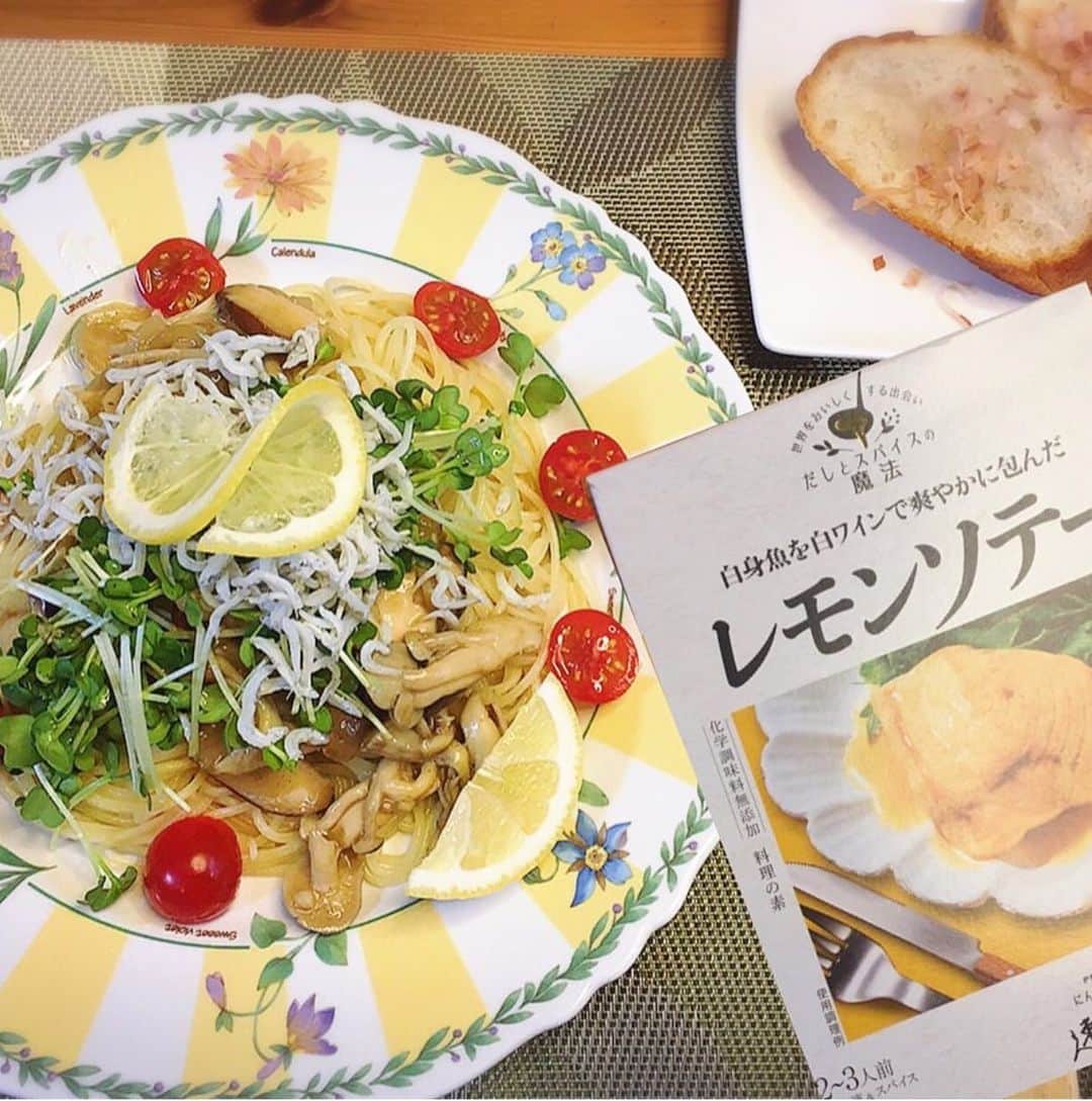 にんべん　おだしでキレイ習慣さんのインスタグラム写真 - (にんべん　おだしでキレイ習慣Instagram)「こんにちは☺️☀️﻿ 今日は @akemi_kun  の#だしスパアレンジレシピ  投稿をご紹介します😋❣️﻿ だしとスパイスの魔法のレモンソテー を使ってパスタを作ってくださいました🤤😍💓さっぱりとして美味しそうです🍋🍝👏✨﻿ ﻿ .﻿ .﻿ .﻿ ﻿ ﻿ ﻿ にんべん だしとスパイスの魔法 「レモンソテー」をアレンジしてしらすパスタを作りました❣️ *﻿ ［レモン🍋とスパイスでさっぱり♪しらすパスタ］ * *﻿ 〈材料〉4人分 〈調理時間〉 25分﻿ ﻿ レモンソテー（化学調味料無添加 料理の素）﻿ 2箱﻿ ﻿ パスタ 400g﻿ しらす 200g﻿ 椎茸  1パック﻿ 舞茸  1パック﻿ しめじ 1パック﻿ 玉ねぎ 1個﻿ にんにく 一片﻿ カイワレ大根 1パック﻿ オリーブオイル 適量﻿ 鷹の爪 2本﻿ レモン 1/2個﻿ ミニトマト 適量﻿ つゆの素（出来れば糖質70%オフ）大さじ1﻿ 醤油 大さじ1/2﻿ こんぶ茶 5g（粉末）﻿ 塩レモン 大さじ1﻿ *﻿ * ［作り方］﻿ ﻿ ①しめじと舞茸は食べやすい大きさに裂き、椎茸と玉ねぎは薄切りにする。（しめじと椎茸は先に石付きを取る）﻿ ②にんにくはみじん切りに、鷹の爪は種を取って薄切りにする。﻿ ③フライパンにオリーブオイルを敷き、②を加えて弱火にかける。﻿ ④ ③に香りがしてきたら、①を加えて中火で炒める。﻿ ⑤ ④につゆの素と、こんぶ茶、レモンソテーの調味料を加えて炒める。﻿ ⑥火を止め、仕上げに塩レモンを加えて混ぜる。﻿ ⑦パスタを茹でる﻿ ⑧ ⑦に⑥、半分にカットしたミニトマトとカイワレ大根、しらすの順でトッピングし、レモンを添えて完成﻿ ﻿ バゲットは、オリーブオイルを塗ってオーブンで5分焼き、仕上げに鰹節を乗せて醤油か塩を少々ふりかけて完成🥖﻿ ﻿ #だしスパアレンジレシピ #だしとスパイスの魔法 #にんべんだしアンバサダー #だしのある生活」6月4日 11時59分 - ninben.dashiambassador