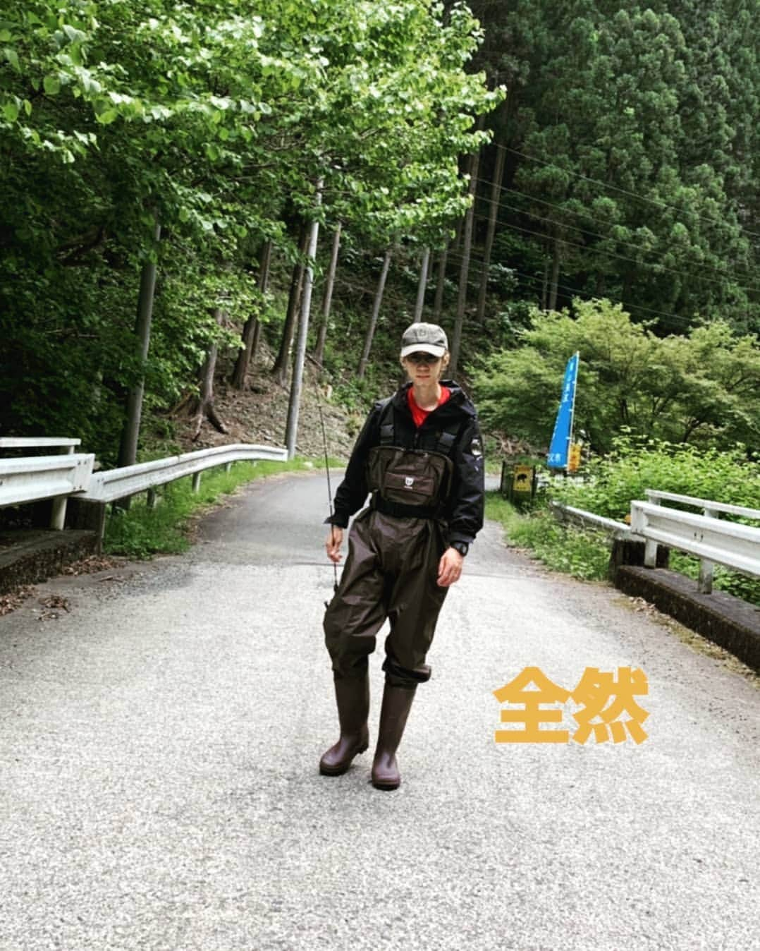 松本拓馬さんのインスタグラム写真 - (松本拓馬Instagram)「カリスマ渓流釣り、はじめました やった事ないなら、取り敢えずやってみよう . 結果はさして問題ではない . #お腹までの長靴おろしました #川の水が気持ちよかった #お弁当美味しかった #伝説の生物SAKANA #結果も重要。笑」6月4日 11時53分 - takuma_matsumoto_