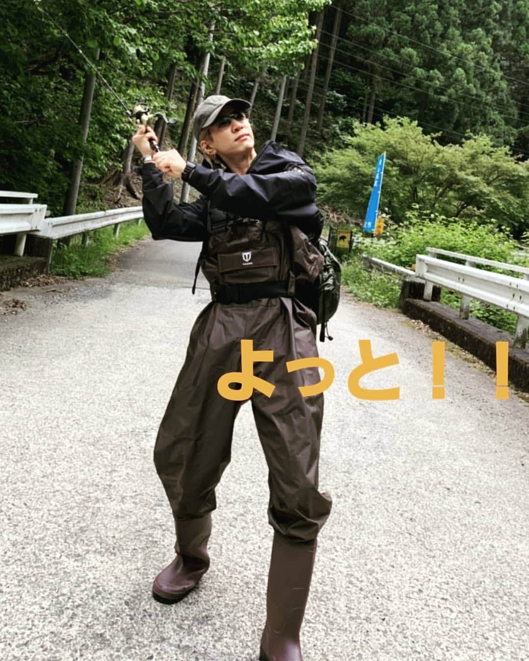 松本拓馬さんのインスタグラム写真 - (松本拓馬Instagram)「カリスマ渓流釣り、はじめました やった事ないなら、取り敢えずやってみよう . 結果はさして問題ではない . #お腹までの長靴おろしました #川の水が気持ちよかった #お弁当美味しかった #伝説の生物SAKANA #結果も重要。笑」6月4日 11時53分 - takuma_matsumoto_