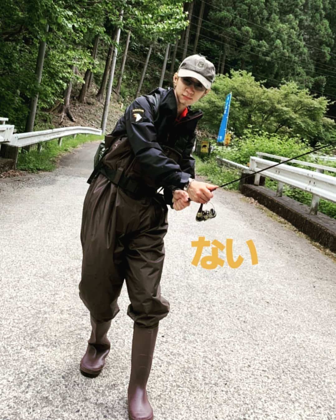 松本拓馬さんのインスタグラム写真 - (松本拓馬Instagram)「カリスマ渓流釣り、はじめました やった事ないなら、取り敢えずやってみよう . 結果はさして問題ではない . #お腹までの長靴おろしました #川の水が気持ちよかった #お弁当美味しかった #伝説の生物SAKANA #結果も重要。笑」6月4日 11時53分 - takuma_matsumoto_