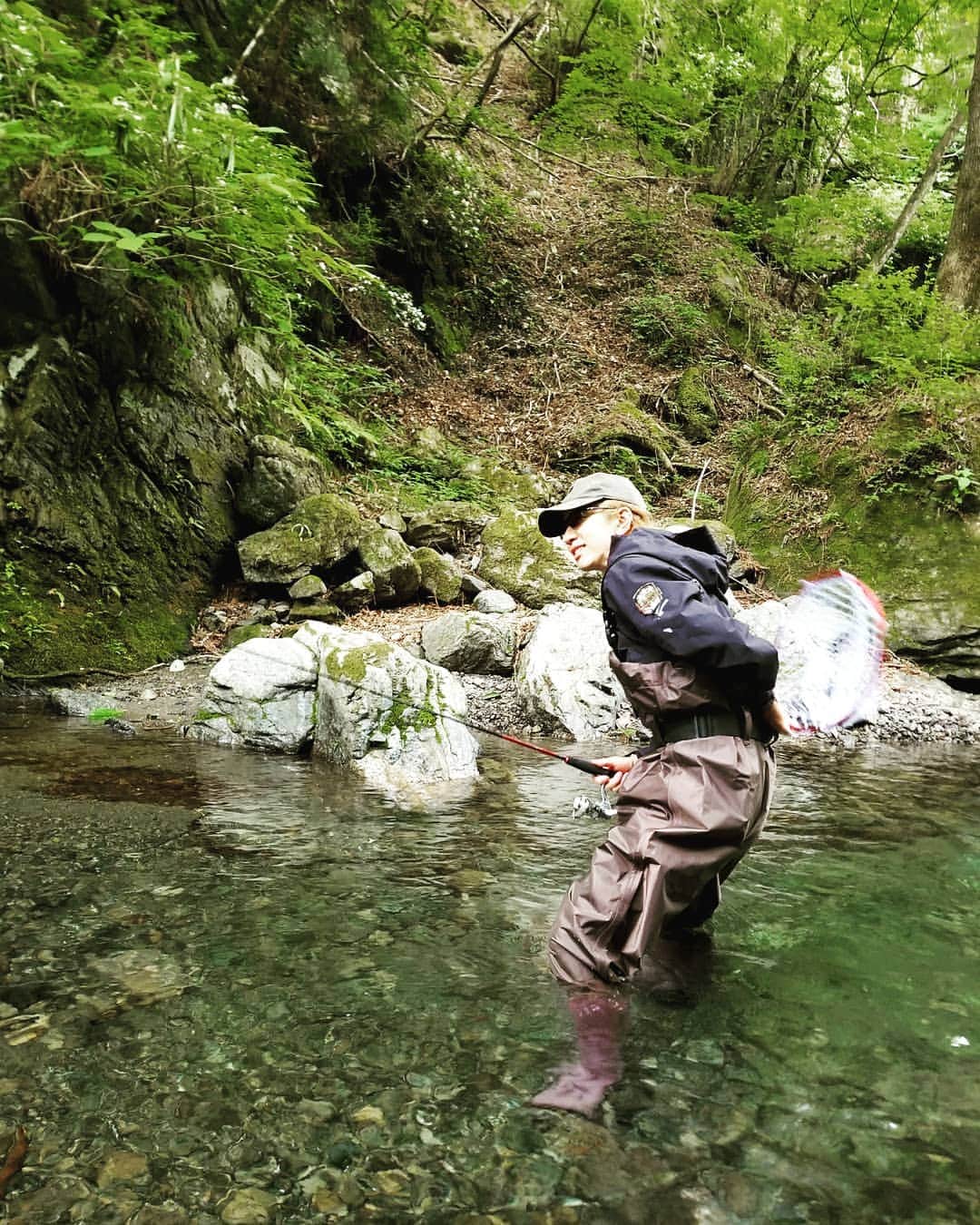 松本拓馬さんのインスタグラム写真 - (松本拓馬Instagram)「カリスマ渓流釣り、はじめました やった事ないなら、取り敢えずやってみよう . 結果はさして問題ではない . #お腹までの長靴おろしました #川の水が気持ちよかった #お弁当美味しかった #伝説の生物SAKANA #結果も重要。笑」6月4日 11時53分 - takuma_matsumoto_