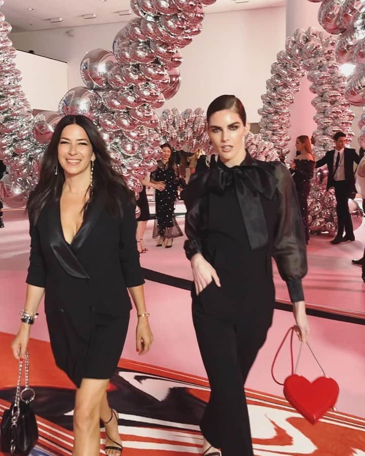 ヒラリー・ローダのインスタグラム：「let’s blow this pop stand #CFDAAwards @rebeccaminkoff ♥️♥️」