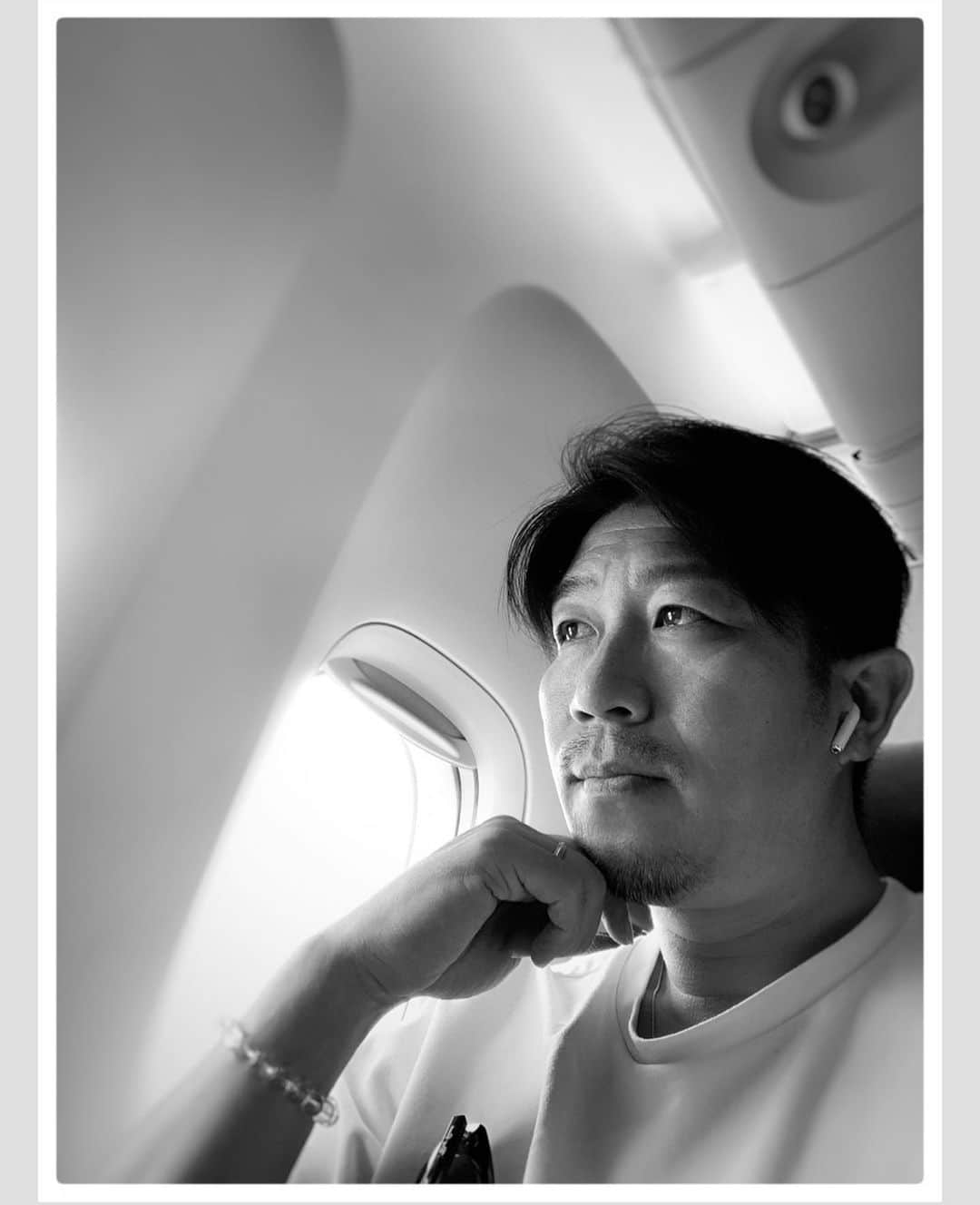 のインスタグラム：「……✈✈✈ ・ #ANA #staralliance #いつも快適 #空の旅 @ana.japan #airplane #anaairplane #空 #雲 #空撮 #モノクロ #白黒写真 #白黒 #monochrome #monochromephotography #monochromephoto #monochromes #機内食 #今日から #プロ野球 は #交流戦 ですね！」