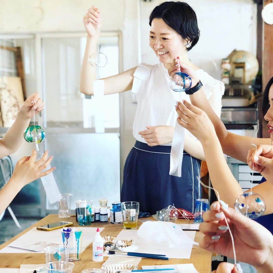 手紙社さんのインスタグラム写真 - (手紙社Instagram)「【「手紙社がやってくる at 浦和パルコ」夏支度にぴったりなワークショップを開催！】 浦和パルコで開催の『手紙社がやってくる vol.8「アクセサリーパーティー」』では、夏ならではのグッズをカラフルに彩色してくれるスペシャルな講師をお迎えして、週末限定のワークショップを開催します。耳元で風に揺れる耳飾りや、涼しい音を届けてくれる風鈴。七夕を間近に、願いを込めた特別なブローチなど、興味を同じくする仲間とテーブルを囲んで、素敵な夏の思い出を作りませんか？ . 6.29 sat.-30 sun. kissmi wakisaka「花束の耳飾りづくり」 . 7/6 sat. 清水美紅「願いをこめたブローチづくり」 . 7/7 sun. ミズイロトシロ「江戸風鈴づくり」 . 7/7 sun. TOKIIRO「多肉植物の寄せ植え」 . ▶︎詳細は@tegamisha プロフィールのリンクより「NEWS & TOPICS」→【手紙社がやってくる at 浦和パルコ vol.8 「アクセサリーパーティー」 6/28〜7/7】へ . ▶︎「札幌蚤の市&札幌もみじ市」に手紙舎 雑貨店も出店します！　詳細はプロフィールのリンクより「 @tokyonominoichi 」へ . ▶︎ボランティアスタッフ in 札幌 募集中！　詳しくはストーリーへ . #手紙社#手紙舎#tegamisha#手紙舎雑貨店#浦和パルコ#パルコ#PARCO#雑貨店#手紙舎雑貨店#アクセサリーパーティー#耳飾り#リング#ネックレス#清水美紅#kissmiwakisaka#ミズイロトシロ#ワークショップ」6月4日 11時57分 - tegamisha