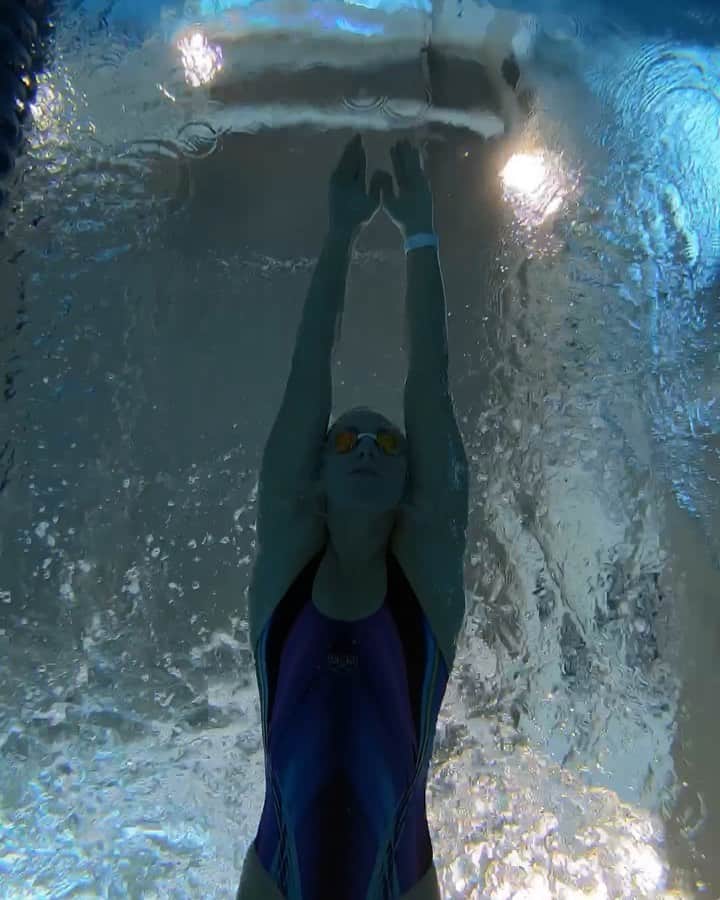 エミリー・シーボームのインスタグラム：「Stroking into another day closer! ⬇️ Comment below if you can work out how many strokes I do.  #breaststroke #swimming #countdowncontinues」