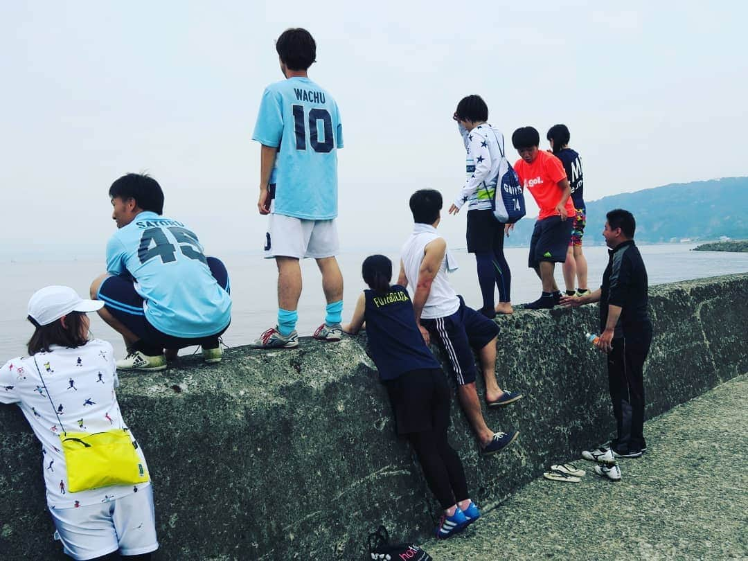 ユニクスさんのインスタグラム写真 - (ユニクスInstagram)「#ユニクス合宿 2019.6.1-6.2  約3年ぶりに1泊2日のユニクス合宿を行いました⚽⚽⚽ いい大人が無邪気になるフットサル合宿‼️ をテーマに今回が5回目😊  以前は毎年行っていましたが大人の事情により間隔が空いてしまっていました💦  ただ年月は流れましたが合宿の楽しさは色あせていません✨✨✨ フットサルはもちろんのこと  大人の大運動会  ドッジボール  フットカーリング  など  仲間同士で各種競技、真剣に‼️競い合いました😁  合宿の準備、企画は大変なのですが、 みんなの楽しむ姿を見れることはそれ以上にやり甲斐を感じられます🎶  次回、合宿は一年後を目指して日々のフットサル活動を行って行きたいと思いました。  参加のみんなありがとうございました☀️ #フットサル #ユニクス #フットサル合宿 #約3年ぶり #フットサル女子 #サンセットブリーズ保田 #1泊2日 #15時間スポーツ #futsal #ユニクス大運動会 #運動会 #二人三脚 #風船割り #リレー #大縄跳び #ドッジボール #フットカーリング #個人競技フットサル #夜 #バーベキュー #BBQ #宴会 #フットサル後の宴 #フットサルチーム #社会人チーム #学生もいます」6月4日 17時28分 - fc.uniqs