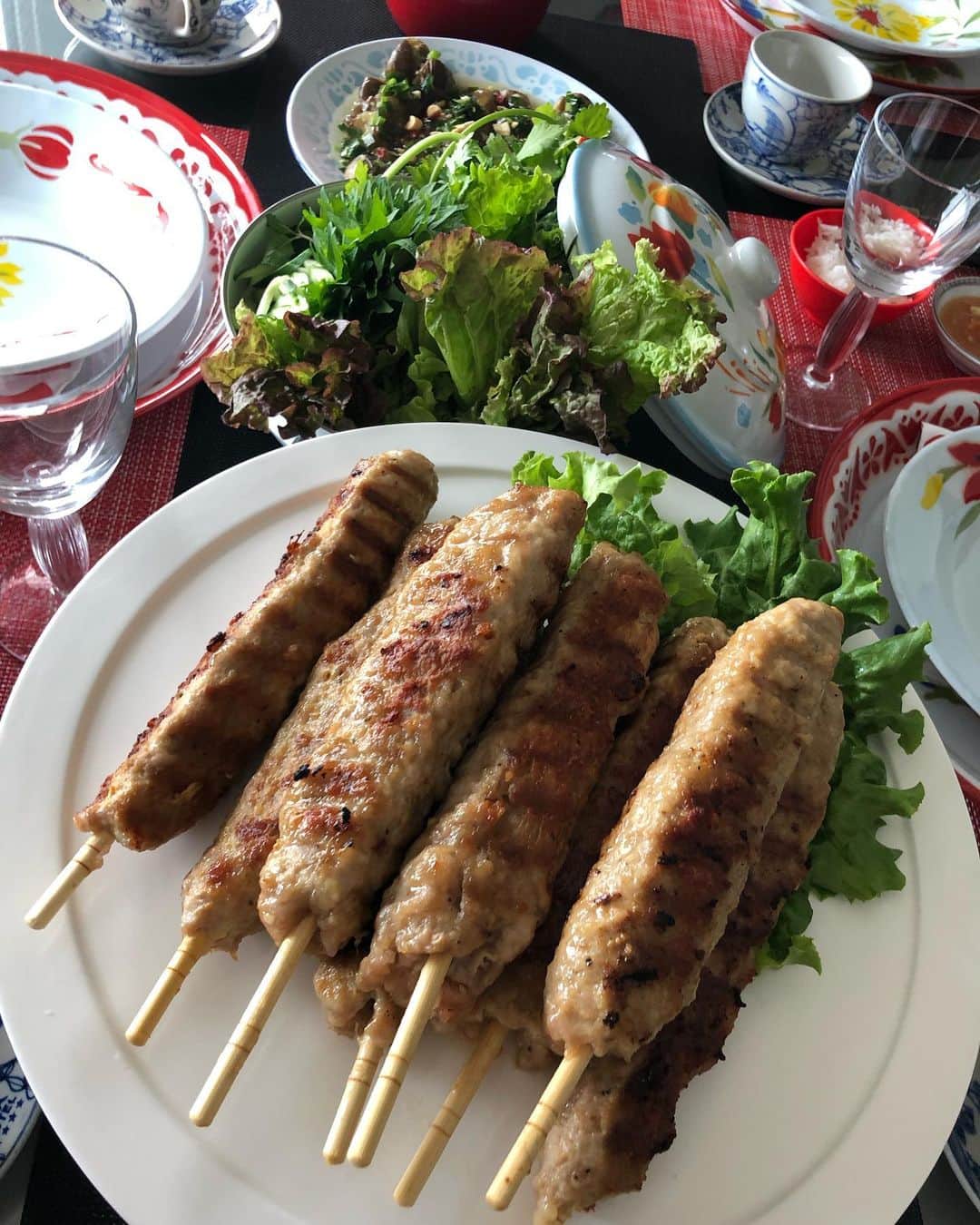 甘糟記子さんのインスタグラム写真 - (甘糟記子Instagram)「昨日は料理教室W.E.の日でした！ 今月はベトナム！  大好きなベトナム料理なのに、ホント最近老眼がひどくてですね。 レシピ見てたら頭痛くなってきて気持ち悪くなってしまい、試食があんまり食べられなかった〜(＞人＜;) もともと目が良かったので、急にきた感じ。  老眼のレーシックってどうなのかな〜？と真剣に悩んでおります(￣^￣) でも家で作れるように味見はしっかり（笑）  これからの季節にナスが美味しかったな〜(≧∀≦) ベトナム行きたくなりました( ^ω^ )  #料理教室#習い事#趣味#wetoyosu #ベトナム料理#老眼#悩み事#年には勝てない」6月4日 17時28分 - norihey924