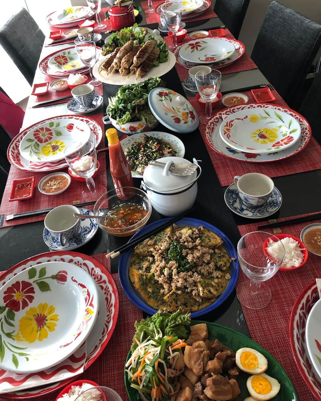 甘糟記子さんのインスタグラム写真 - (甘糟記子Instagram)「昨日は料理教室W.E.の日でした！ 今月はベトナム！  大好きなベトナム料理なのに、ホント最近老眼がひどくてですね。 レシピ見てたら頭痛くなってきて気持ち悪くなってしまい、試食があんまり食べられなかった〜(＞人＜;) もともと目が良かったので、急にきた感じ。  老眼のレーシックってどうなのかな〜？と真剣に悩んでおります(￣^￣) でも家で作れるように味見はしっかり（笑）  これからの季節にナスが美味しかったな〜(≧∀≦) ベトナム行きたくなりました( ^ω^ )  #料理教室#習い事#趣味#wetoyosu #ベトナム料理#老眼#悩み事#年には勝てない」6月4日 17時28分 - norihey924