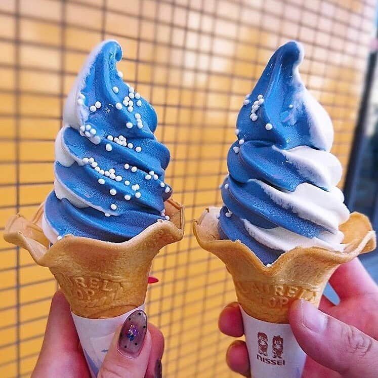 aumoグルメさんのインスタグラム写真 - (aumoグルメInstagram)「. ♥🍦ジンベイソフト🍦❤︎ . キレイなブルーが特徴のソフトクリーム！ バニラ×ラムネ味のスッキリ爽やかな味わい😋 夏にピッタリですね👍 . 写真提供 :  @coco._.memi さん﻿﻿ 素敵なお写真をありがとうございました♡﻿﻿﻿ .﻿﻿ 店名：【海遊館】 ぜひ訪れてみてくださいね。﻿﻿ .﻿﻿ ﻿﻿ あなたが撮影したベストグルメpicに﻿﻿ 「#aumo」を付けて教えて下さいっ☺︎﻿﻿﻿ あなたの投稿が紹介されるかも♪﻿﻿﻿﻿﻿ .﻿﻿ aumoアプリは毎日配信！おでかけや最新グルメなどaumo読者が気になる情報が満載♡﻿﻿ ダウンロードはプロフィールのURLから✔︎﻿﻿﻿ (iPhone&Android版)﻿﻿ . #海遊館#水族館#大阪カフェ#大阪グルメ#大阪スイーツ#大阪旅行#大阪散歩#カフェ部#カフェ巡り#カフェ#カフェ好き#スイーツ部#スイーツ巡り#スイーツ#スイーツ好き#카페스타그램#카페투어#카페추천#카페탐방」6月4日 17時28分 - aumo_gourmet