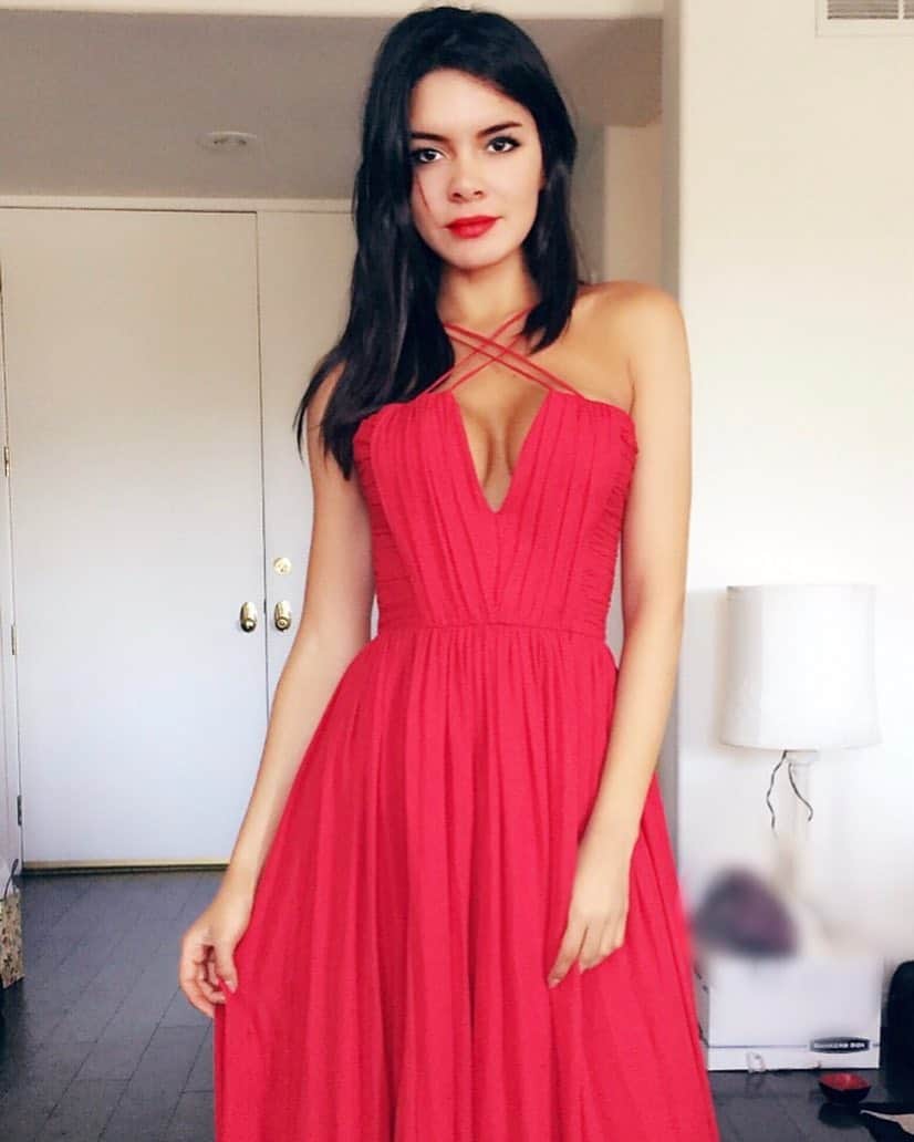パオラ・ポーリンのインスタグラム：「Se rumora que su nombre es María..María ...quien diría que me enamoraría..❤️🎵 #mariacomingsoon - Fun acting fact: I have a playlist for each character I play, just to get a better understanding of them #checkov #maria - Secreto de actuación: para cada personaje que hago, escojo ciertas canciones para que me ayude a conectarme mejor con el rol. #maria #checkov」