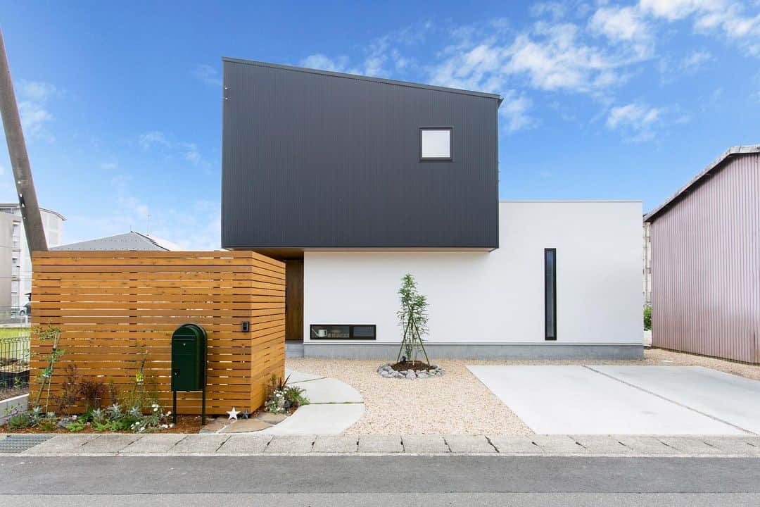 ルポハウス一級建築士事務所さんのインスタグラム写真 - (ルポハウス一級建築士事務所Instagram)「・ ・ ・ ネオブラックのガルバリウムにホワイトの塗り壁の組み合わせ。 ・ 玄関をほどよく隠す 木の格子のバランスが絶妙な外観です。 ・ ・ ・ 𓐌𓐌𓐌𓐌𓐌𓐌𓐌𓐌𓐌𓐌𓐌𓐌𓐌𓐌𓐌𓐌𓐌𓐌  ルポハウスの施工事例はこちらまで☞ @reposhouse  𓐌𓐌𓐌𓐌𓐌𓐌𓐌𓐌𓐌𓐌𓐌𓐌𓐌𓐌𓐌𓐌𓐌𓐌 #ルポハウス は#ちょっとかっこいい家 を"友人のために" という思いでつくっています。 一生に一度の#マイホーム。 「あなたにしかできない」×「ルポハウスだからできる」で、 私たちだけの#家づくり を思いっきり楽しんでみませんか？！ ・ ・ ・ #住宅 #注文住宅 #新築一戸建て #シンプルな暮らし #デザイナーズ住宅  #一級建築士事務所 #設計事務所 #design #simple #滋賀県大津市 #滋賀県草津市 #滋賀県栗東市 #外観デザイン #外観イメージ #ネオブラックガルバ #ガルバリウム外壁 #塗り壁の家 #木の格子」6月4日 12時00分 - reposhouse
