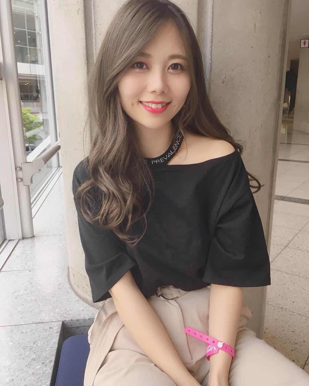 西村季里子のインスタグラム：「・ お気に入りのTシャツ🖤 今年すでに多くのTシャツ買ったんだけど、 どれもお気に入りすぎてTシャツ率多め🐻☆ ちなみに、これはWEGOで1980円✌🏻 髪色もいい感じに色落ちしてて、大満足👶🏻💘 ムラシャンで頑張ってキープする💜 #Tシャツ#tシャツコーデ #tシャツ女子  #tshirt #code#ライブコーデ #lovemusic  #フェス#幕張メッセ #superbeaver  #ヘアカラー#アッシュ#アッシュグレー  #ブリーチ#ブリーチカラー #ムラシャン #WEGO#安カワ#emoda #pants  #followme#follow」