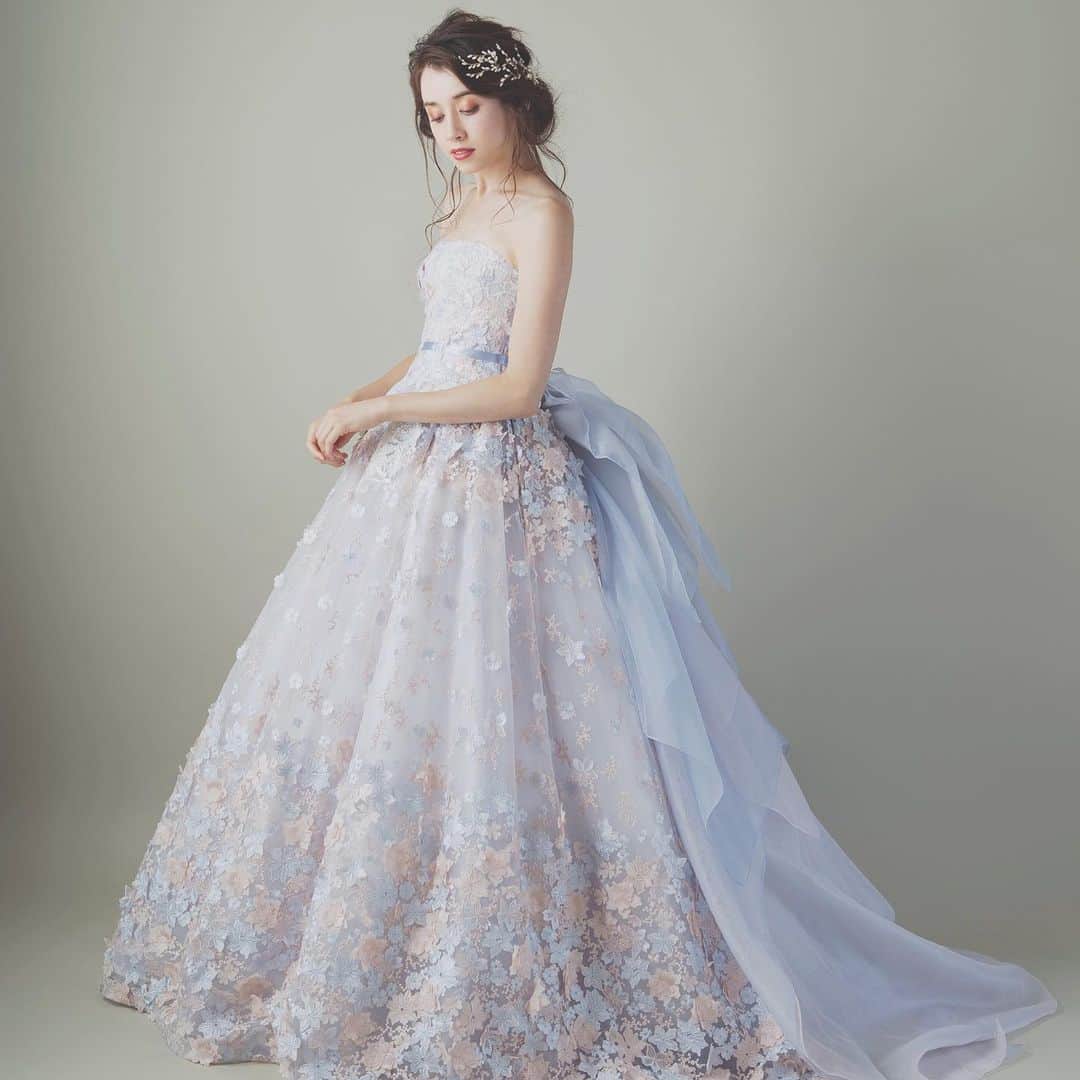 CLAIREのインスタグラム：「トレンドの淡いトーンのカラードレス。 ・ 可憐さと上品さを叶えられる1着です✨ ・ @clairebridalstudio」