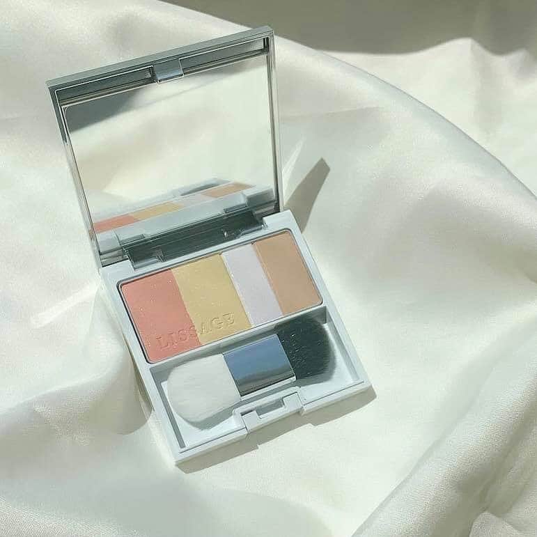 LISSAGE officialさんのインスタグラム写真 - (LISSAGE officialInstagram)「. 今回はストリーズアンケートで 「使ってみたい」との多くの声が寄せられた、 『#ビューティアップヴェイル（ライブリー）』の 人気カラー“オレンジ系”をご紹介します。 . ビューティアップヴェイル（ライブリー）は、 チーク、ハイライト、シェーディングが1つになった マルチパレット。 . 粉っぽさのないきめ細かなパウダーが 自然な血色感と立体感を演出し、 華やかでいきいきとした印象に仕上げます。 . 肌なじみが良いオレンジとイエローのチークが入った オレンジ系は、 夏らしいビタミンカラーで肌を健康的に 美しくみせてくれます。 . またカラーはオレンジ系だけでなく、 ローズ系、ピンク系の3つの中から 一人ひとりのなりたいキレイに合わせて 選ぶことが可能。 . ベースメイクの仕上がりに差をつける、 ビューティアップヴェイルをぜひお試しください。 . ■リサージ ビューティアップヴェイル（ライブリー） セット価格 4,500円(税抜) レフィル 3色 各3,000円(税抜) ブラシ付ケース 1,500円(税抜) . #LISSAGE #リサージ #シンプルケア #シンプルライフ #シンプルデザイン #ハイライト #チーク #シェーディング #透明感 #素肌 #ベースメイク #カスタマイズ #マルチパレット #化粧品 #ミックスカラーチーク #小顔メイク #美容好き #立体感メイク #簡単メイク #オレンジチーク #コスメ好き #優秀アイテム #持ち歩きコスメ #メイク直し #simplelife #cosmetics #beautyskin #beautyupveil #beautycare」6月4日 12時03分 - lissage_official