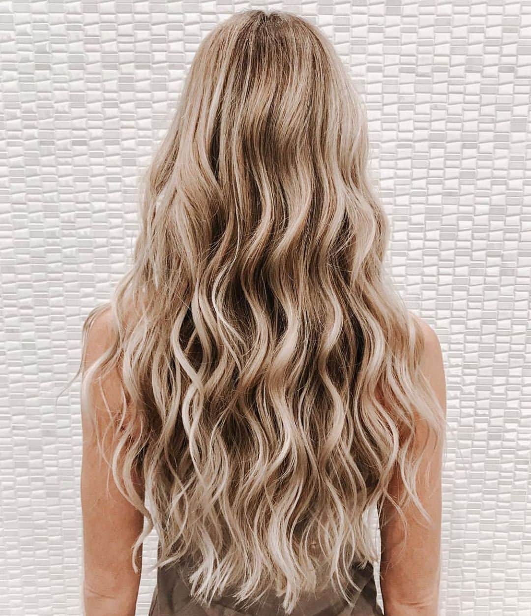 CosmoProf Beautyさんのインスタグラム写真 - (CosmoProf BeautyInstagram)「Our Beach Waves #hairoftheday goes to @dremalczewska for these locks, lifted & toned with @matrix --- 👇 Rules Below!👇 1️⃣Tag your photo #BeachyHOTD #cosmoprofbeauty #licensedtocreate 2️⃣Post a photo of your hair style against an uncluttered background 3️⃣Mention any products used to color or style the hair --- #repost #dremalczewska #wavyhair #beachwave」6月4日 12時05分 - cosmoprofbeauty