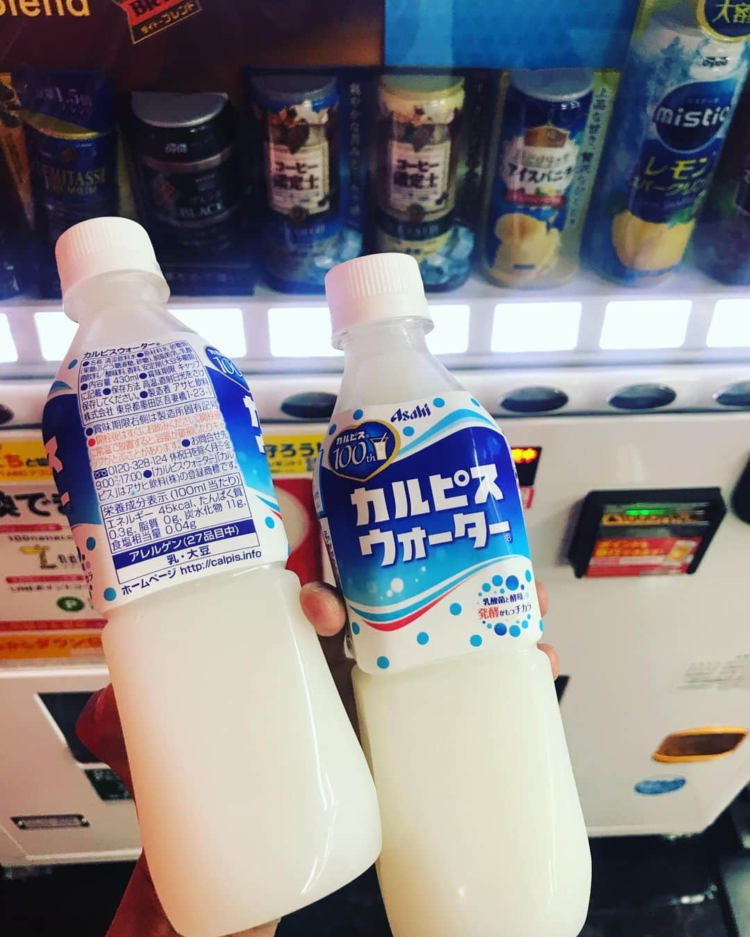 のインスタグラム：「自動販売機でジュースが当たったー🥰 中学生以来かも♫ 当たり分のジュースを選ぶのに焦ってしまいカルピスをもう一つ選んでしまった…😭 #山梨県 #都留ファミリーボウル #小さな幸運  #チャレンジマッチご参加ありがとうございました♫」