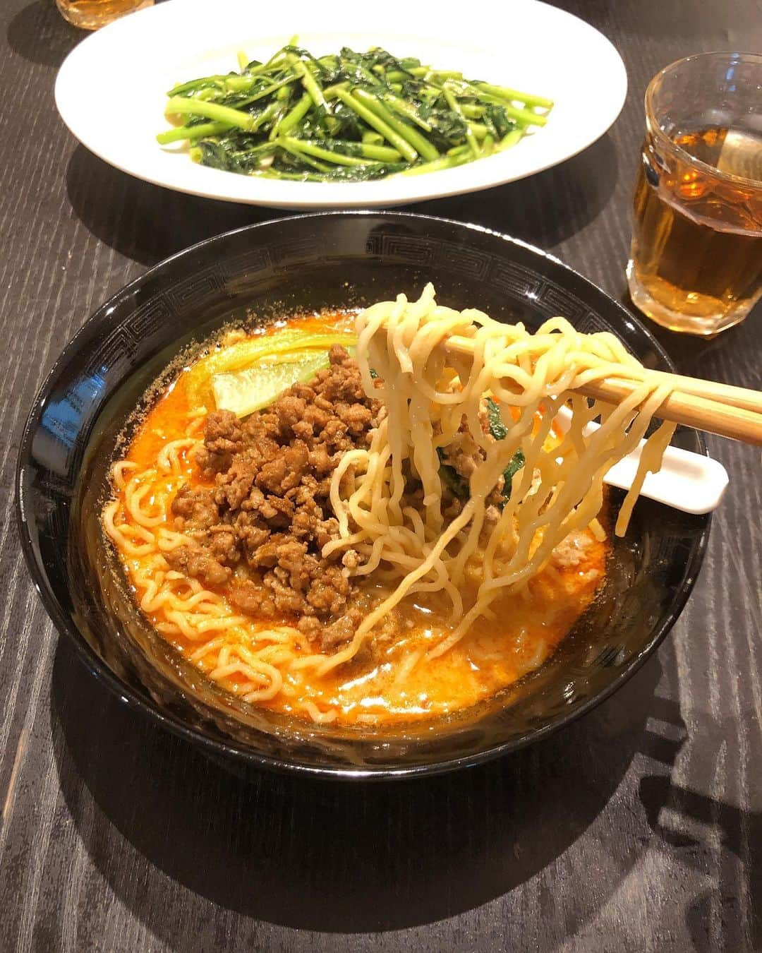 みきママさんのインスタグラム写真 - (みきママInstagram)「【ランチは担々麺です！！】. . . . . 真っ赤にさせるには豆板醤です😍😍😍. . . . . 中国の山椒、花椒（ホアジョー）を入れて、ピリッとした辛味と、山椒の香りがきいて、美味し〜🤩🤩🤩. . . . でも、かれー😝😝😝😝. . . #担々麺 #ランチ #豆板醬 #辛い #花椒」6月4日 12時19分 - mikimama_official