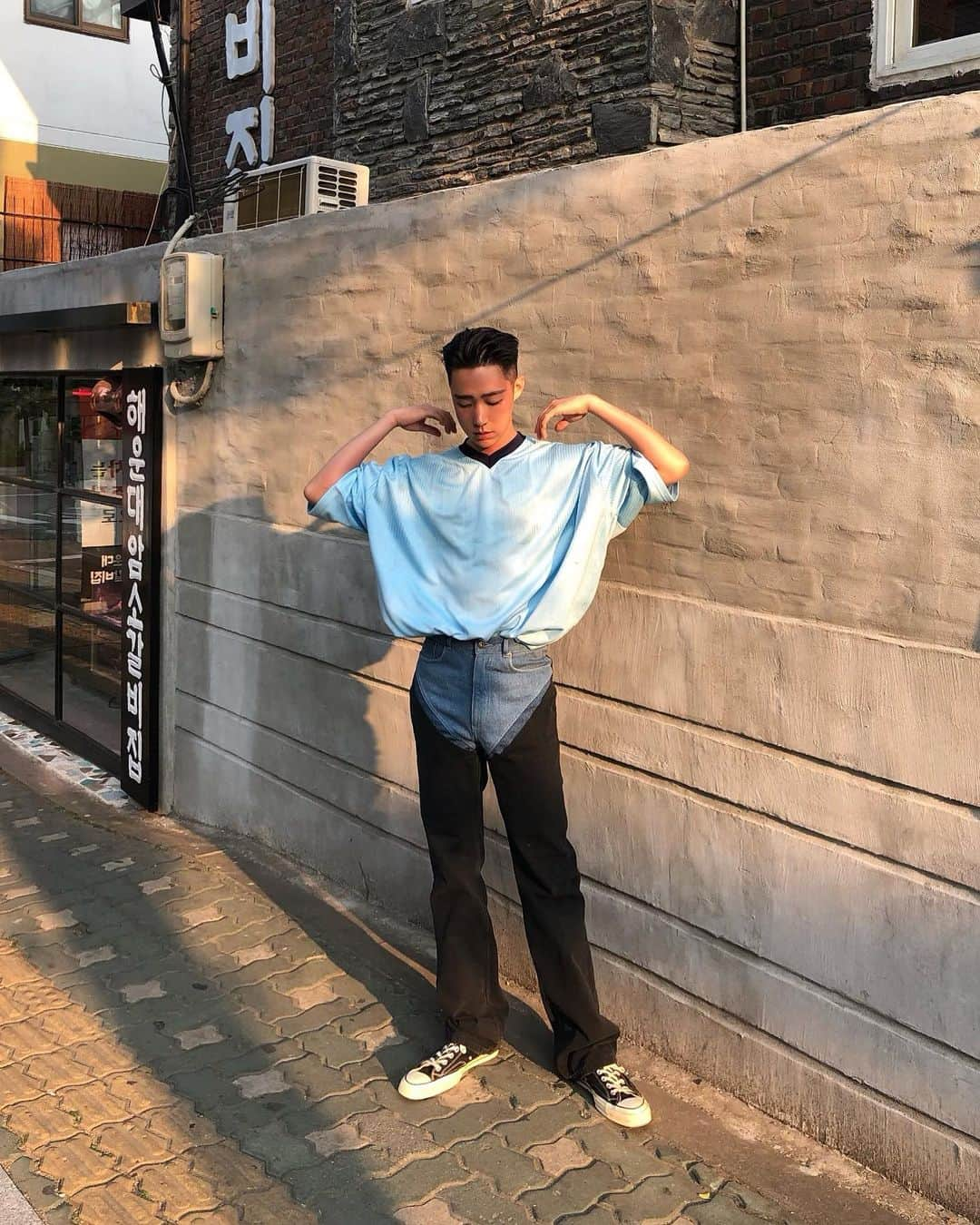 Junyoungさんのインスタグラム写真 - (JunyoungInstagram)「태닝의 계절 💪🏾 . . . #yproject #yprojectjeans #martinerose #nike #martinerosenike #nikemartinerose #converse #converse1970s #conversechucktaylor #chucktaylor #pomade #babershop #hannam #마틴로즈 #와이프로젝트 #컨버스 #컨버스척테일러 #컨버스척테일러1970s #데일리룩 #한남 #한남동 #사운즈한남 #포마드 #シュプリーム #お気に入り #カジュアル #コーデ #バレンシアガ」6月4日 12時21分 - yanggeng88