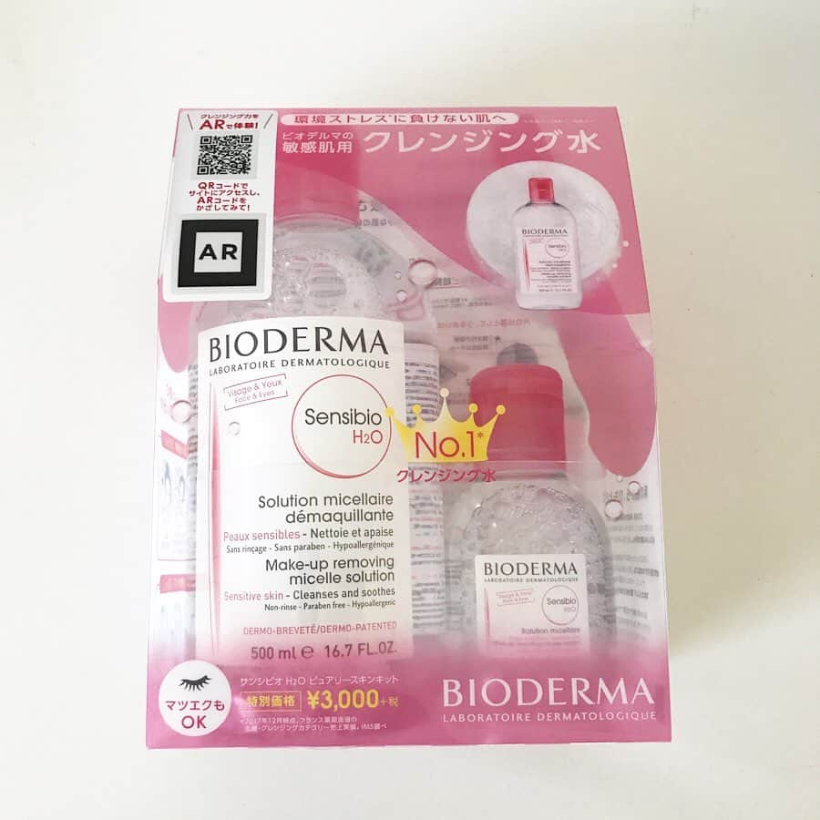 haruru0724さんのインスタグラム写真 - (haruru0724Instagram)「@bioderma_japon の 人気のクレンジング水❤︎ 最近使い始めたけど、 このクレンジング水は本当に良い✨ . . メイク汚れはもちろん、 敏感肌の原因となる花粉や PM2.5などの汚染物質も除去してくれるよ！ 低刺激処方で、 乾燥からくるピリつきにも🙆‍♀️ . . ウォータープルーフのマスカラやアイラインも落ちるし、 マツエクつけてても使えて便利です✨ . . 大容量タイプとミニサイズのキット 「サンシビオ  H2O ピュアリースキンキット」は 数量限定で無くなり次第終了だよ！ このクレンジング水は 本当おすすめなので 是非チェックしてみて下さい♡ . . . #bioderma #ビオデルマ #サンシビオ #クレンジング水 #クレンジングウォーター #クレンジング #メイク落とし #スキンケア #skincare #cosme #美容 #ママ美容 #美容好き #美容好きな人と繋がりたい #美容マニア #美容オタク #時短コスメ #コスメ #コスメ好き #コスメ好きさんと繋がりたい #コスメレポ #コスメマニア #置き画 #置き画倶楽部 #mamagirl #locari #ママガール #haruru0724_cosme」6月4日 12時21分 - haruru0724