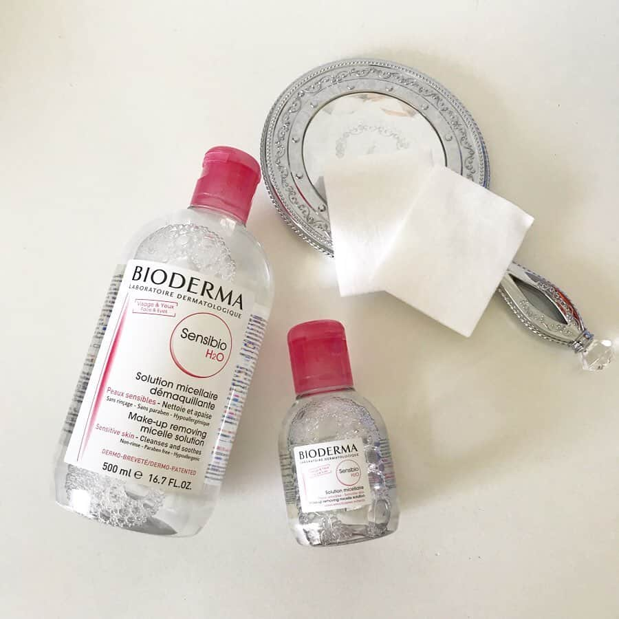 haruru0724さんのインスタグラム写真 - (haruru0724Instagram)「@bioderma_japon の 人気のクレンジング水❤︎ 最近使い始めたけど、 このクレンジング水は本当に良い✨ . . メイク汚れはもちろん、 敏感肌の原因となる花粉や PM2.5などの汚染物質も除去してくれるよ！ 低刺激処方で、 乾燥からくるピリつきにも🙆‍♀️ . . ウォータープルーフのマスカラやアイラインも落ちるし、 マツエクつけてても使えて便利です✨ . . 大容量タイプとミニサイズのキット 「サンシビオ  H2O ピュアリースキンキット」は 数量限定で無くなり次第終了だよ！ このクレンジング水は 本当おすすめなので 是非チェックしてみて下さい♡ . . . #bioderma #ビオデルマ #サンシビオ #クレンジング水 #クレンジングウォーター #クレンジング #メイク落とし #スキンケア #skincare #cosme #美容 #ママ美容 #美容好き #美容好きな人と繋がりたい #美容マニア #美容オタク #時短コスメ #コスメ #コスメ好き #コスメ好きさんと繋がりたい #コスメレポ #コスメマニア #置き画 #置き画倶楽部 #mamagirl #locari #ママガール #haruru0724_cosme」6月4日 12時21分 - haruru0724