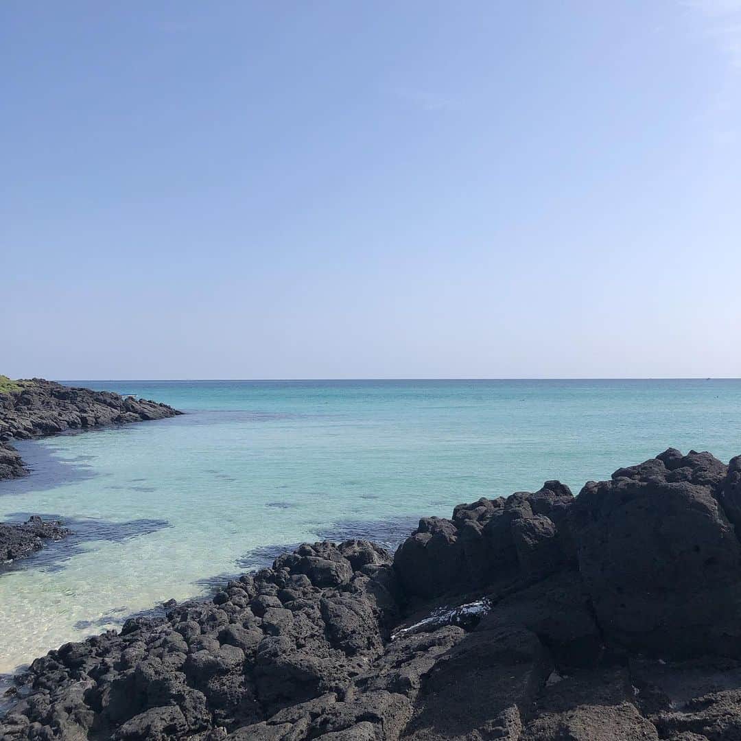 瀧田彩のインスタグラム：「お気に入りのビーチ🏝💙 ﻿ 初めてチェジュに行った時に親切なタクシーのおじさんが連れていってくれました🚕﻿ ﻿ 海辺のカフェからの景色が最高です☕️✨✨﻿ ﻿ ﻿ #제주도 #jeju #済州島 #チェジュ島 #함덕해변 #咸徳海水浴場 #제주도여행 #제주도카페 #チェジュ島旅行 #チェジュ島カフェ #チェジュ島行きたい」