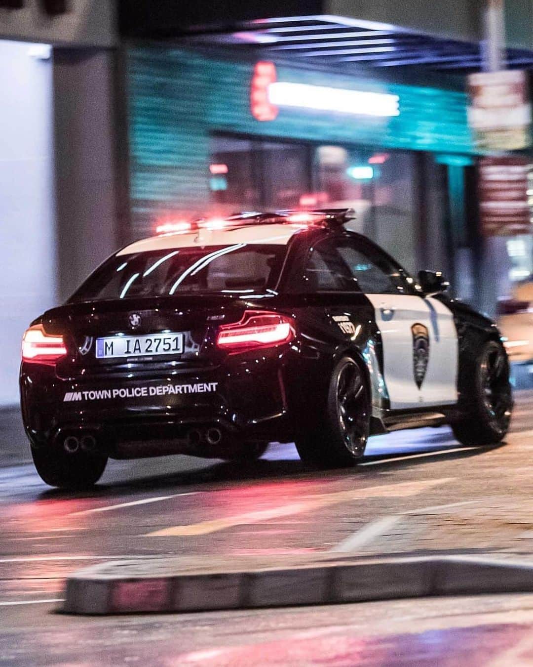 CARLiFESTYLEさんのインスタグラム写真 - (CARLiFESTYLEInstagram)「///M Town Police. 👍🏼or👎🏼? Photo by @bmwm #carlifestyle #M2」6月4日 12時28分 - carlifestyle