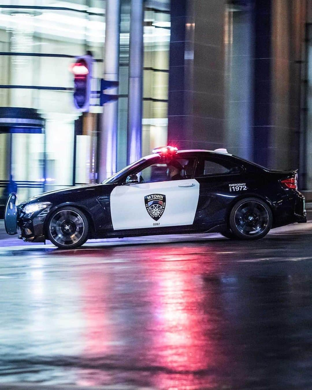 CARLiFESTYLEさんのインスタグラム写真 - (CARLiFESTYLEInstagram)「///M Town Police. 👍🏼or👎🏼? Photo by @bmwm #carlifestyle #M2」6月4日 12時28分 - carlifestyle