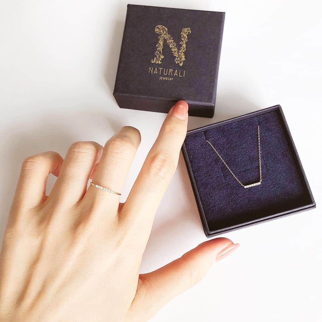 tomomiyu0920さんのインスタグラム写真 - (tomomiyu0920Instagram)「k10 gold に7石のダイヤモンドが並べられた @naturali_jewelry の 【ダイヤモンドバーリング】 【ダイヤモンドバーネックレス】 . 繊細なデザインで指を美しく華奢に見せてくれます。 . お揃いで着けられるネックレスもオススメ✨ . 厳選した素材を東京、青山のアトリエで一つ一つ丁寧に作られているそう。 . シンプルだからどんなコーディネートにも合わせやすいですね！ . @naturali_jewelry では 6/5(水)〜6/18(火) 新宿高島屋2階アクセサリー売り場でポップアップを開催するそうです。 . 西武渋谷店に店舗があるので、お近くにお越しの際はぜひご覧になってみてくださいね😊✨ . #ナチュラリジュエリ #naturalijewelry #ナチュラリ #アクセサリー #accessory #リング #ring #ネックレス #necklace #ダイヤモンド #diamond #PR #instajewellery #instagood #instalike」6月4日 12時28分 - tomomiyu0920