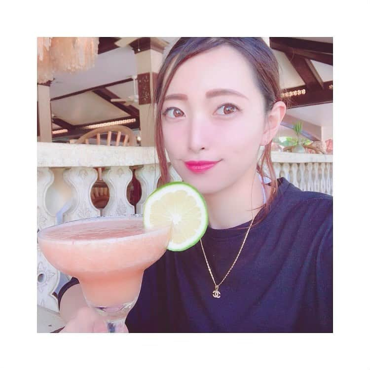 田丸あかりのインスタグラム：「夏が来た🌼 どこにいこうかな🌺🌴✨💕🐠 . . シュノーケリング後の冷たいお酒 おいしすぎたなぁまた行きたい😋 . #セブ #マクタン島 #南国 #夏だ #夏 🌻💕」