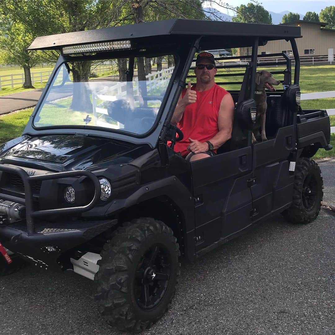 ストーン・コールド・スティーブ・オースチンのインスタグラム：「Broken Skull Ranch in Nevada.  Still need to put decals on Buck the Mule. Tomorrow... Me, Moolah, and Cali.  Mule+Vette=😀 We got the highways and the trails covered. @uvcpowersports」