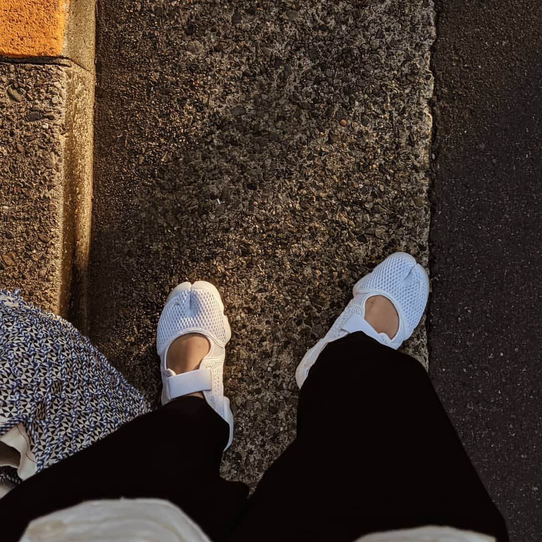 高園あずささんのインスタグラム写真 - (高園あずさInstagram)「. converse以外のスニーカーをほぼ履かない私も 今年はスニーカーがヒット年。 てことで、#スニーカーコーデ もたまには。 コンパクトな #dodoTee は胸元の華奢なメッセージ ロゴがさりげないポイントになってカワイイ！ スニーカーと合繊の素材のパンツのギャップで 自分バランスな日。 #fashion #azusatakazono_服 #Ungrid #celine #nike #エアリフト #instagood #Googlepixel #Googleのスマホ #teampixel #pixelで撮影」6月4日 12時48分 - azusa_takazono