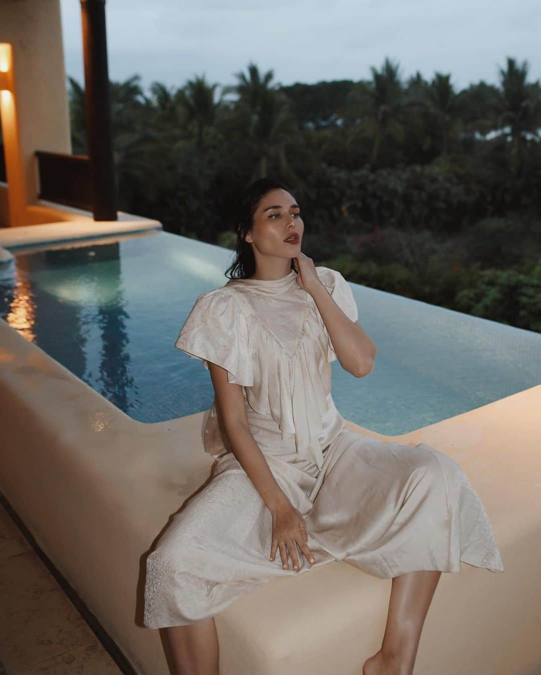 ナタリー・スアレスさんのインスタグラム写真 - (ナタリー・スアレスInstagram)「At our gorgeous villa at @fspuntamita! This pool and this @preenbythorntonbregazzi dress 🇲🇽 #FourSeasonsPuntaMita」6月4日 12時54分 - natalieoffduty