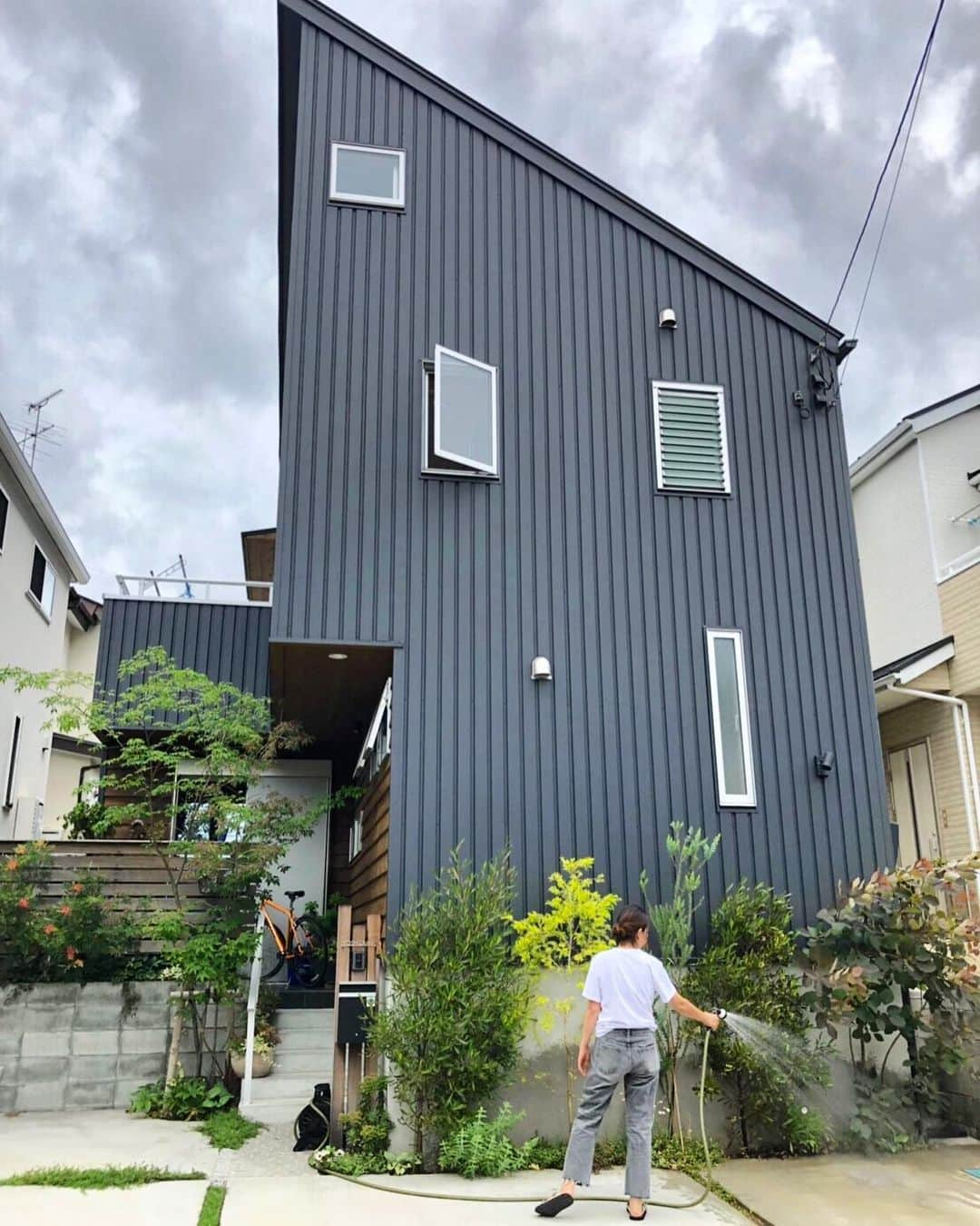 クボタ住建さんのインスタグラム写真 - (クボタ住建Instagram)「「木の家だからできること」  #クボタ住建  クボタ住建は優しく温かい自然素材の木の家をつくります HP & more photos→@kubota_jyuken 施工事例多数掲載してます→@kubota_jyukenからホームページへhttps://kubotajyuken.com/  外壁はガルバリルム鋼板、玄関前から階段軒下の鎧張りがアクセントになってます。 座間市 Ｙ邸 . . . .  #クボタ住建 #神奈川の注文住宅 #suumo注文住宅 #自由設計 #木の家 #無垢の家 #自然素材の家 #和モダンな家 #マイホーム計画 #シンプルホーム #暮らしをつくる #暮らしを楽しむ #ガルバリウム #キシラデコール . . . 無垢の木の家、天井や壁など貼る前の構造を見学してみませんか？クボタ住建の無垢材の構造を是非ご覧ください。 是非お問い合わせを。  クボタ住建 棟梁の自宅見学随時受付ます。 毎月オーナー邸での見学会を開催→詳細はHPまで。 資料請求やお問い合わせも是非。メッセージDMでもどうぞ。 tel→0462680560  クボタ住建は ・子育て世代の#注文住宅 ・解体からの #建て替え ・土地探しから #新築一戸建て ・持ち物に応じた #収納造作 など、幅広くサポートします。」6月4日 12時58分 - kubota_jyuken