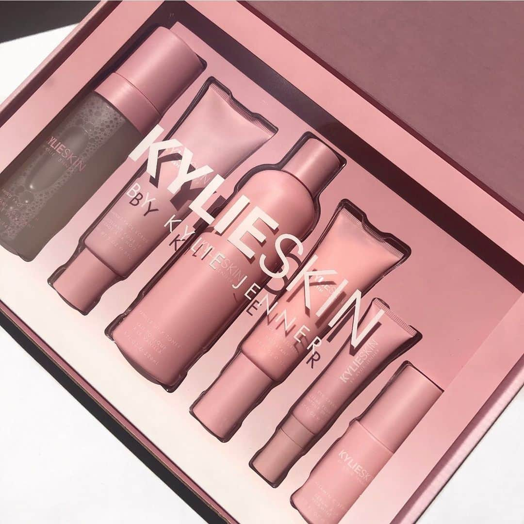 Kylie Cosmeticsさんのインスタグラム写真 - (Kylie CosmeticsInstagram)「@kylieskin sets restock June 5th 9am pst 🌸 individual products restock June 10th 9am pst ✨ kylieskin.com」6月4日 13時02分 - kyliecosmetics