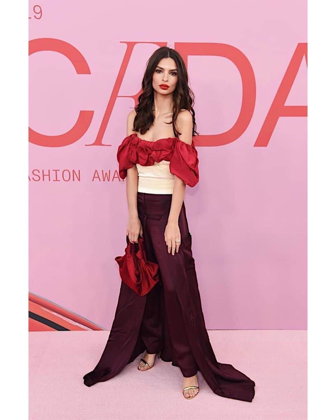 Hung Vanngoさんのインスタグラム写真 - (Hung VanngoInstagram)「@emrata for #CFDAawards tonight 💋❤️💫✨⚡️. 👗 @emmajademorrison 💇 @owengould 💄 @hungvanngo.」6月4日 13時06分 - hungvanngo