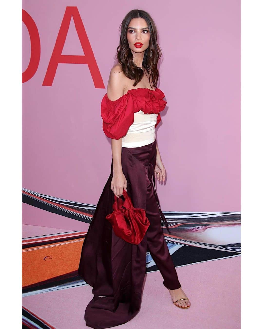 Hung Vanngoさんのインスタグラム写真 - (Hung VanngoInstagram)「@emrata for #CFDAawards tonight 💋❤️💫✨⚡️. 👗 @emmajademorrison 💇 @owengould 💄 @hungvanngo.」6月4日 13時06分 - hungvanngo