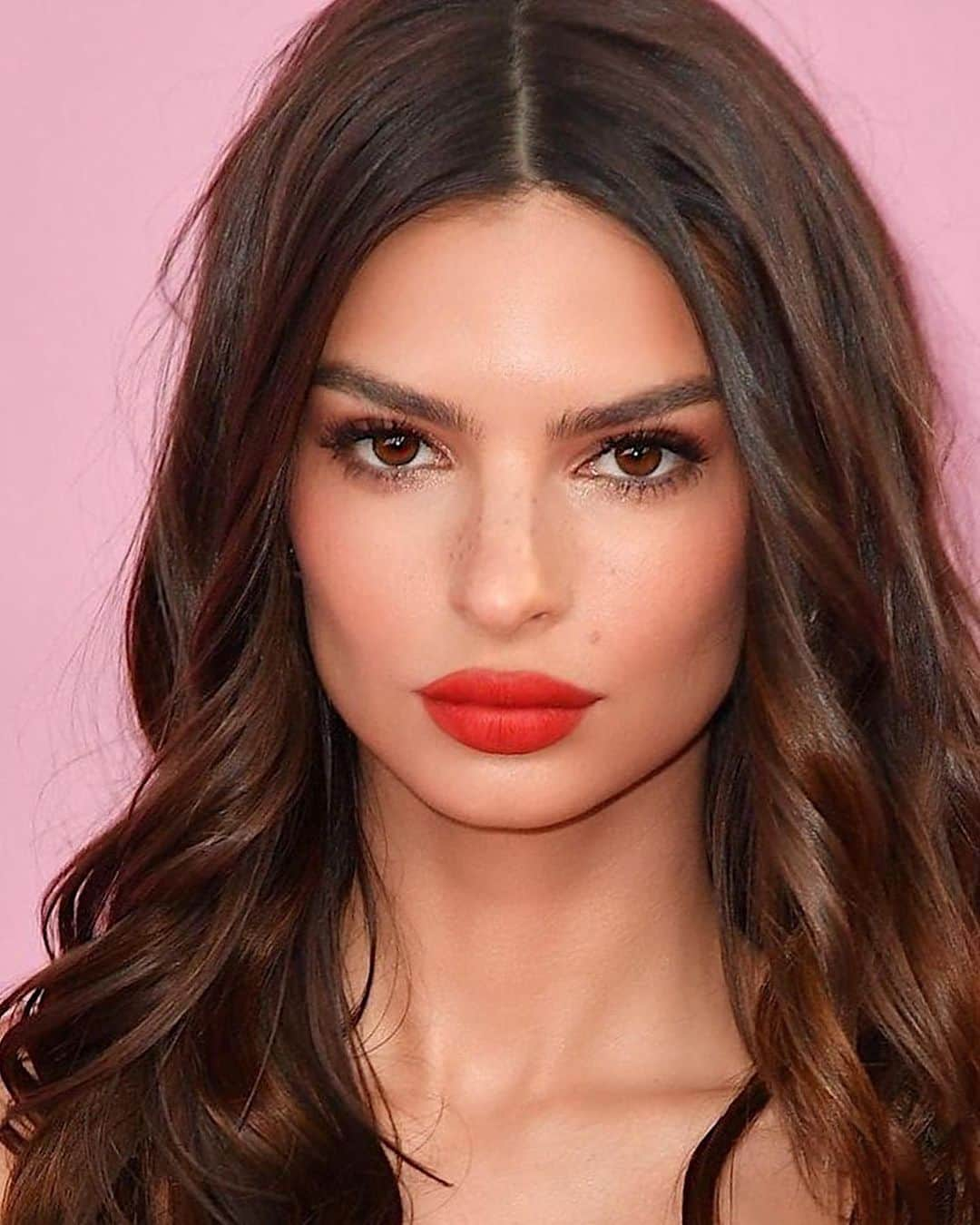 Hung Vanngoさんのインスタグラム写真 - (Hung VanngoInstagram)「@emrata for #CFDAawards tonight 💋❤️💫✨⚡️. 👗 @emmajademorrison 💇 @owengould 💄 @hungvanngo.」6月4日 13時06分 - hungvanngo