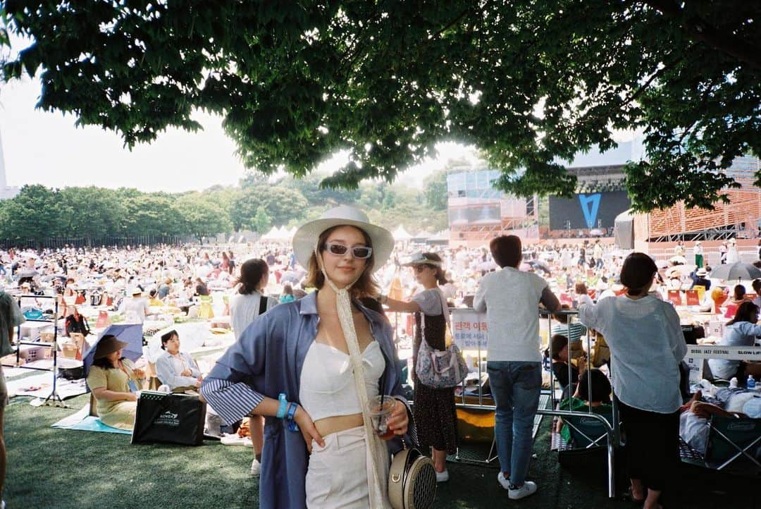 アンジェリーナ・ダニロヴァさんのインスタグラム写真 - (アンジェリーナ・ダニロヴァInstagram)「Spring/beginning of summer 2019 films.Hidden streets of Euljiro filled with sunlight.Game of shadows.Poke bowls with friends.Jazz festival day.And lovely ladies.📷 more photos and cameras info at @freesoulfilms #🎞 #35mm」6月4日 13時08分 - angelinadanilova