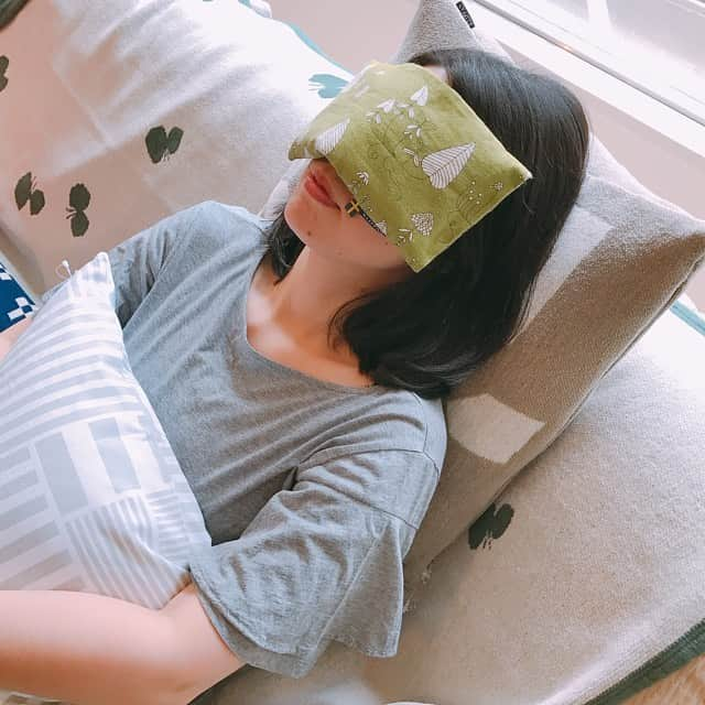 ecomfort（エコンフォート）さんのインスタグラム写真 - (ecomfort（エコンフォート）Instagram)「普段なかなか自分のカラダをねぎらうことが出来ていない私。﻿ ふと、疲れを感じると一番最初に手を伸ばすのがこの麦の温冷アイピロー。﻿ 目の疲れに抜群の効果アリです！﻿ 目薬よりツボ押しより、コレ！﻿ レンジで温めて、寝っ転がって目の上に乗せます。﻿ 目の奥がじわじわ温まり、ラベンダーの香りでさらに気分がほぐれていきます。﻿ ﻿ こんなに簡単にできる自分へのねぎらい。自分のからだへのご褒美です♪﻿ ko﻿ #ecomfort #エコンフォート #エコンフォートハウス#ecomfortHouse#klippana#140周年#ナチュラル#北欧デザイン#北欧雑貨#雑貨#今日の買い物が未来を変える#オーガニック#ギフト#サスティナブル#ヘルスケア#リラックス#アイピロー」6月4日 13時18分 - ecomfort_eoct