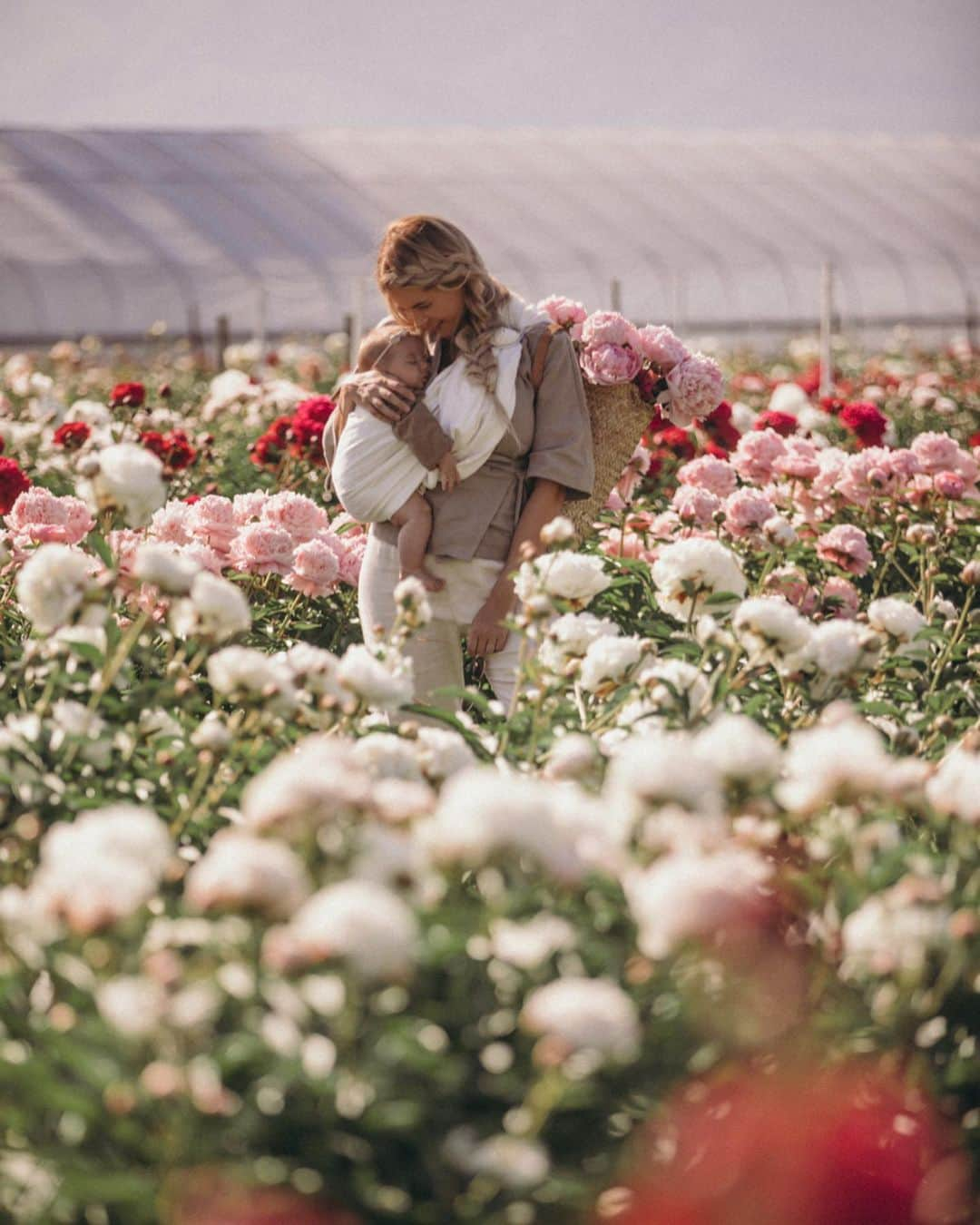 Amber Fillerup Clarkさんのインスタグラム写真 - (Amber Fillerup ClarkInstagram)「6/6 last one 🤭 these flowers just make me so happy I couldn’t contain myself! Also I tripped right after David took this.」6月4日 13時12分 - amberfillerup