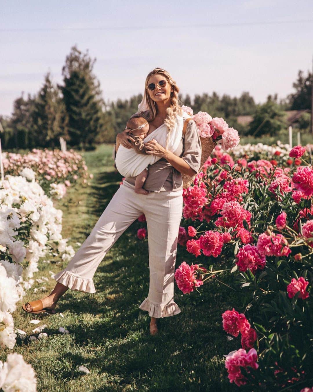 Amber Fillerup Clarkさんのインスタグラム写真 - (Amber Fillerup ClarkInstagram)「6/6 last one 🤭 these flowers just make me so happy I couldn’t contain myself! Also I tripped right after David took this.」6月4日 13時12分 - amberfillerup
