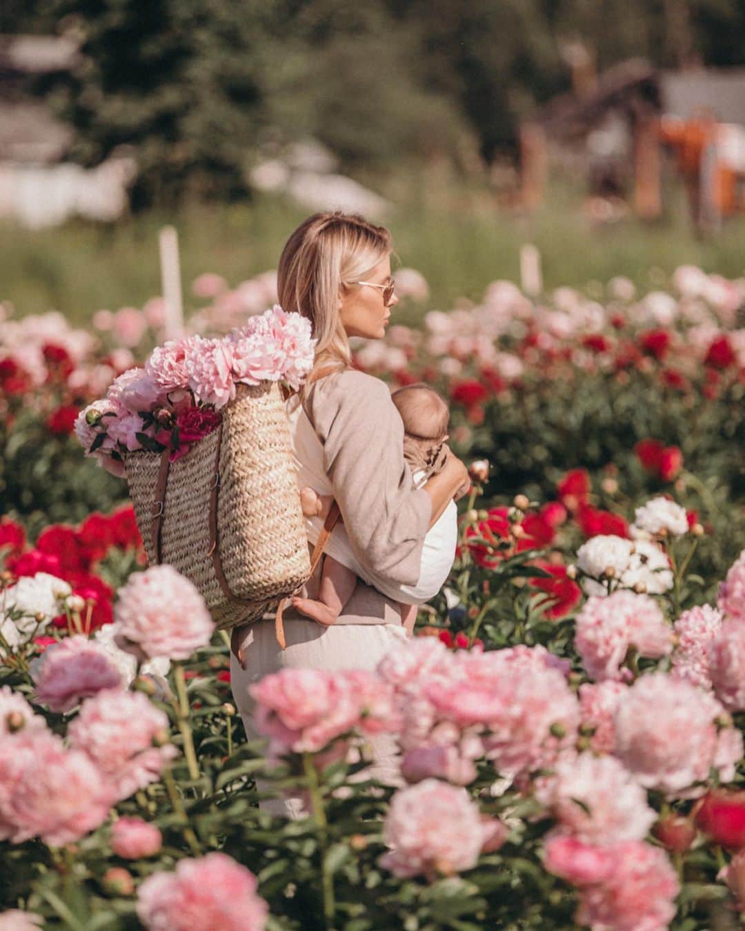 Amber Fillerup Clarkさんのインスタグラム写真 - (Amber Fillerup ClarkInstagram)「6/6 last one 🤭 these flowers just make me so happy I couldn’t contain myself! Also I tripped right after David took this.」6月4日 13時12分 - amberfillerup