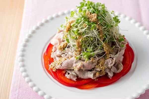 のインスタグラム：「ブロッコリースプラウトは、ブロッコリーの発芽から3～7日の新芽。加熱せずに食べるのがポイント！驚異の栄養素とよばれるスルフォラファンが大量に含まれており、白髪改善などのアンチエイジング効果が期待されています。#いつ会っても若い人の食べ方の新常識 #酸化 #糖化 #老化 #age  #管理栄養士  #麻生れいみ式ロカボダイエット  #lowcarbdiet  #lowcarb  #麻生式ダイエット #dietitian  #dietitians  #糖質制限  #ダイエット #若食べ #老け食べ」