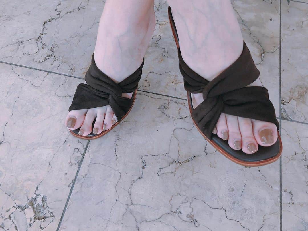 西本早希のインスタグラム：「・ 今年買い足したサンダル 👡♡ ・ 歩きやすいから  多分 今年はもう買い足さない !  そして 気付けば 選ぶものブラウンだらけ🐻🧸🦉🐿🦔♡ #あんなに焼いてた肌は年々白くなっていく」