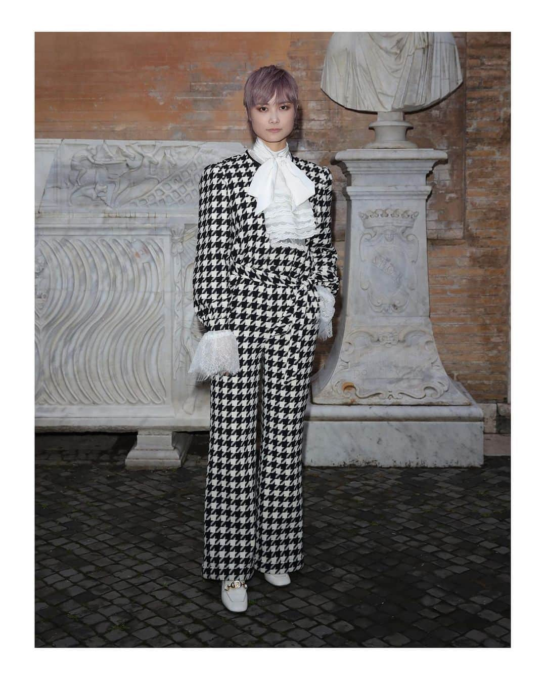 グッチさんのインスタグラム写真 - (グッチInstagram)「@urnotchrislee attended the #GucciCruise20 fashion show at Rome’s Capitoline Museums @museiincomuneroma, wearing a houndstooth jumpsuit with a lace shirt and leather mid-heel loafers from #GucciFW19 by @alessandro_michele. #ChrisLee completed her look with fine jewelry from the #LeMarchédesMerveilles collection. Discover who attended the show through link in bio. #AlessandroMichele #MuseiCapitolini #ChrisLee」6月4日 13時28分 - gucci