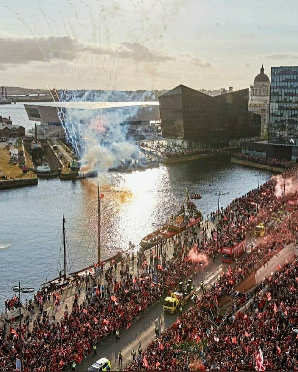 バリー・スローンさんのインスタグラム写真 - (バリー・スローンInstagram)「Incredible pictures from the @championsleague victory parade yesterday. Wish I could have been back home for it. What a @liverpoolfc team this is. Congratulations to all the players and staff and to the fans both in the stadium and those who lined the streets of #Liverpool to welcome them home. 🔴🔴🔴🔴🔴🔴 #YNWA #SixTimes #LFC」6月4日 13時31分 - barrypaulsloane