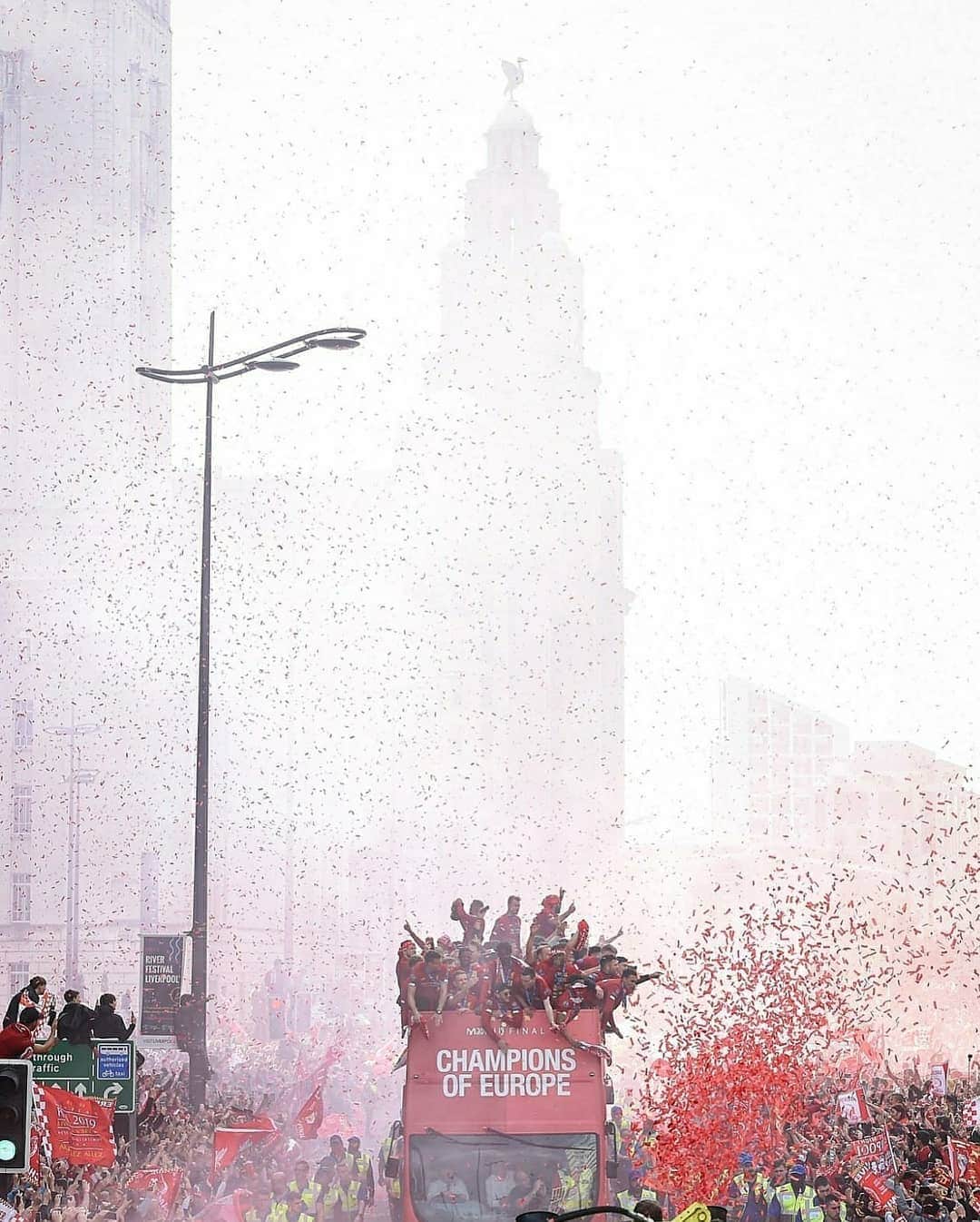 バリー・スローンさんのインスタグラム写真 - (バリー・スローンInstagram)「Incredible pictures from the @championsleague victory parade yesterday. Wish I could have been back home for it. What a @liverpoolfc team this is. Congratulations to all the players and staff and to the fans both in the stadium and those who lined the streets of #Liverpool to welcome them home. 🔴🔴🔴🔴🔴🔴 #YNWA #SixTimes #LFC」6月4日 13時31分 - barrypaulsloane