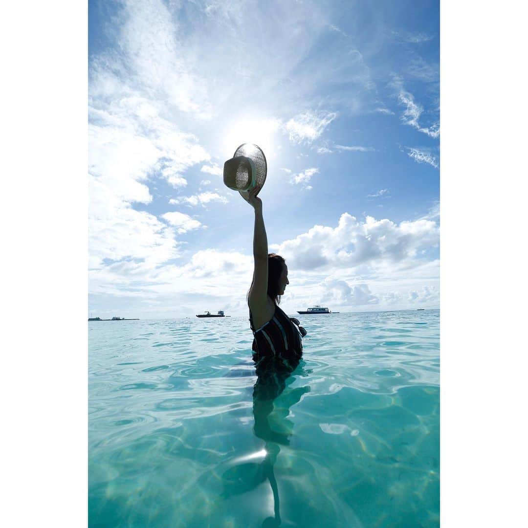 金子藍さんのインスタグラム写真 - (金子藍Instagram)「YAY😍😍 . 今日は1番波いいー🌊 . おかげでリーフの上滑ったけど、問題ナーシ 波いいのが1番嬉しい🌊 . 📷 @kaorimayaguchi .  #surf #surftrip #roxy #roxyjapan #maldives #サーフィン #サーフトリップ #日焼け #常夏 #バカンス #サーフィン女子 #サーファーガール #camera #ロキシー #ボートトリップ #船 #夏 #ロキシービキニ #babyG #babygroxy」6月4日 13時37分 - aikaneko_surf